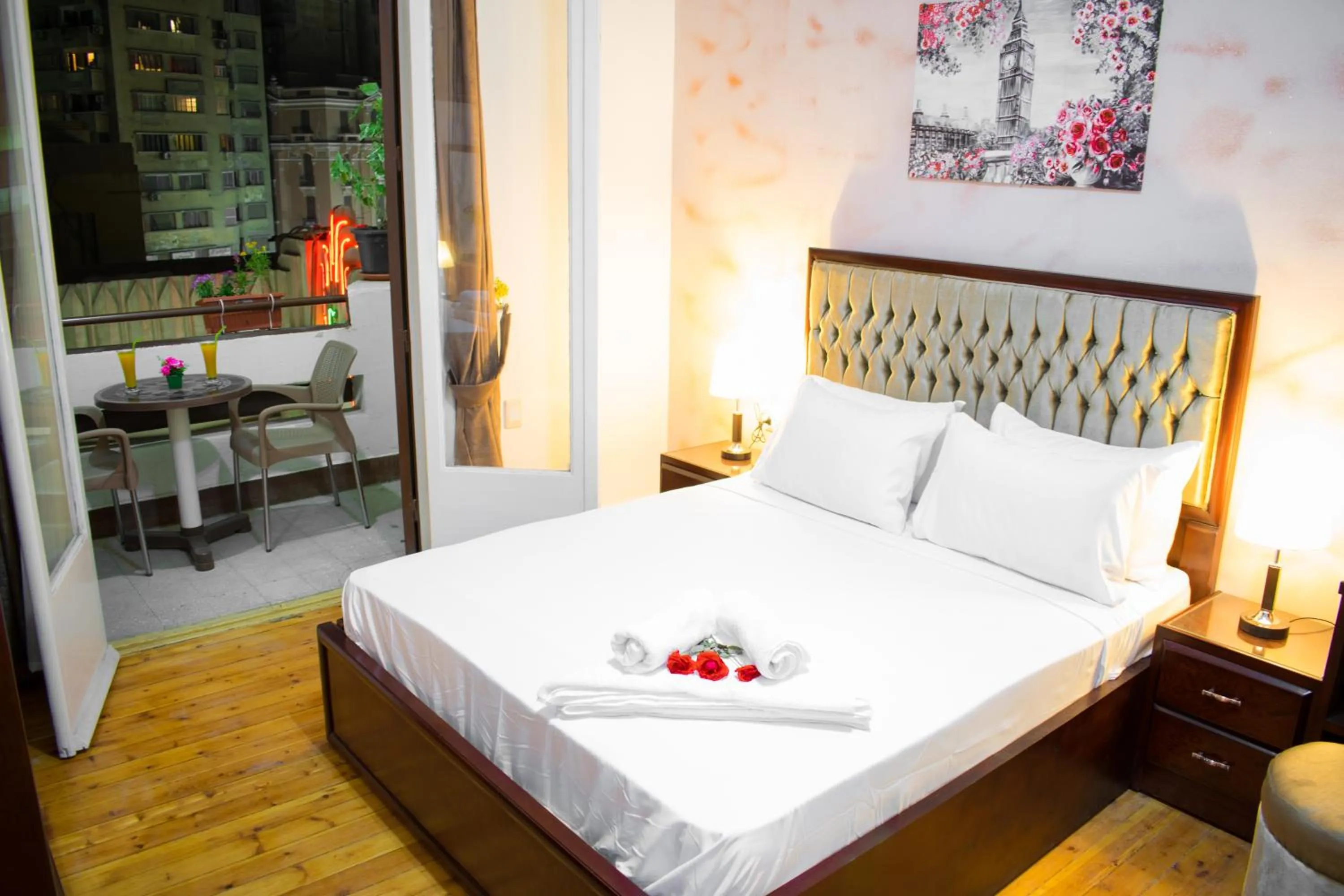 Photo of the whole room, Bed in Golden Palace Hotel