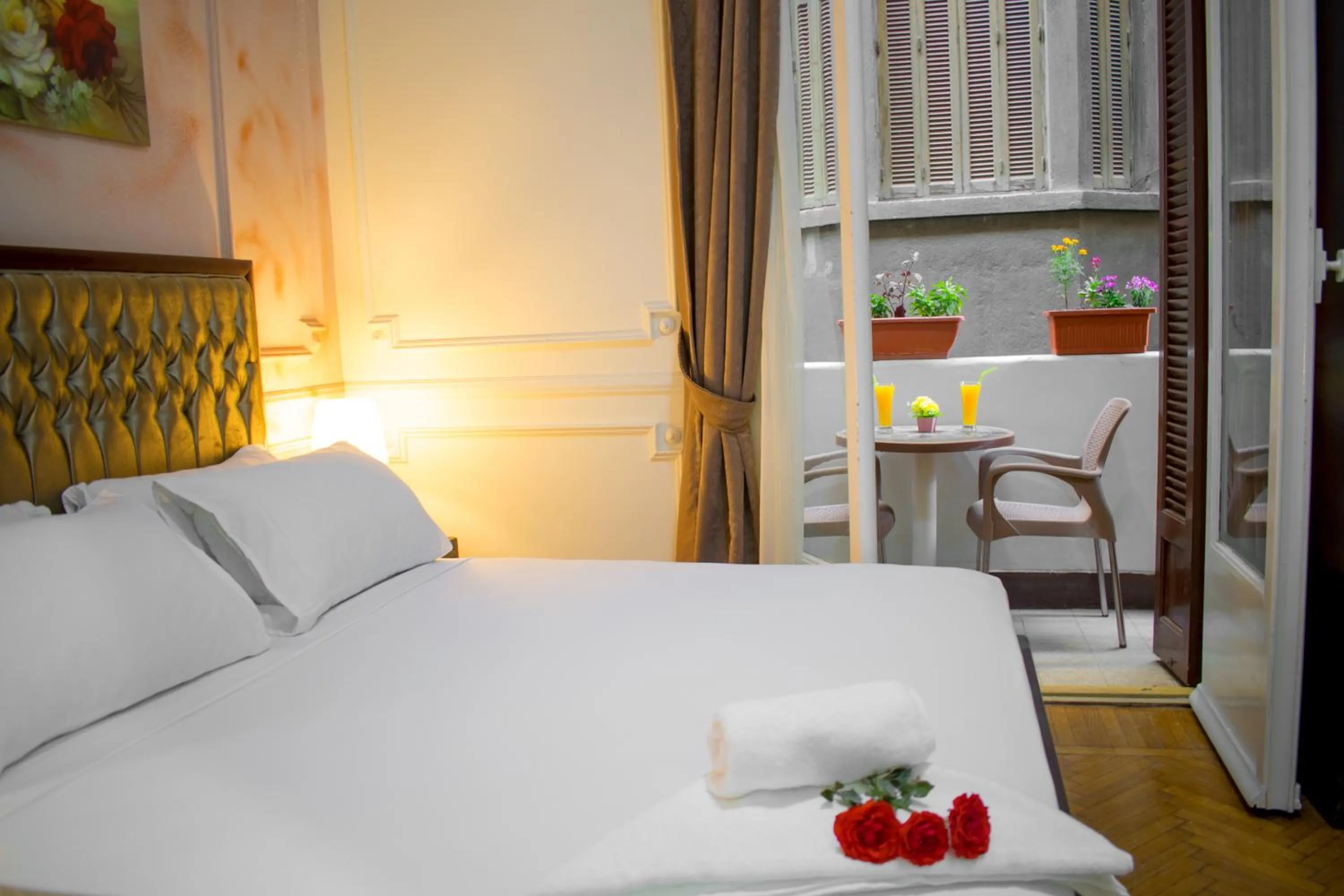 Photo of the whole room, Bed in Golden Palace Hotel