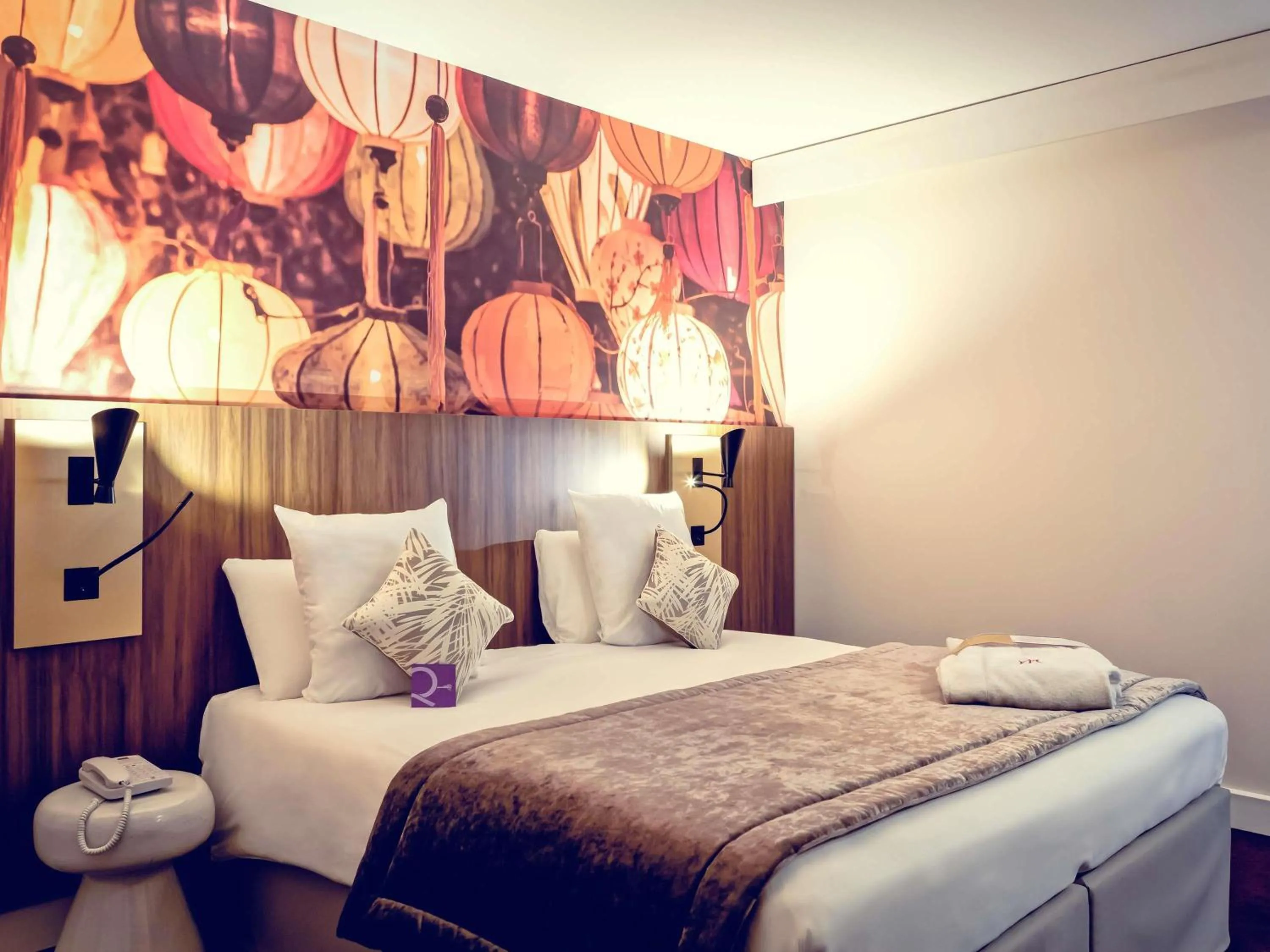 Property building, Bed in Mercure Lyon Centre Plaza République