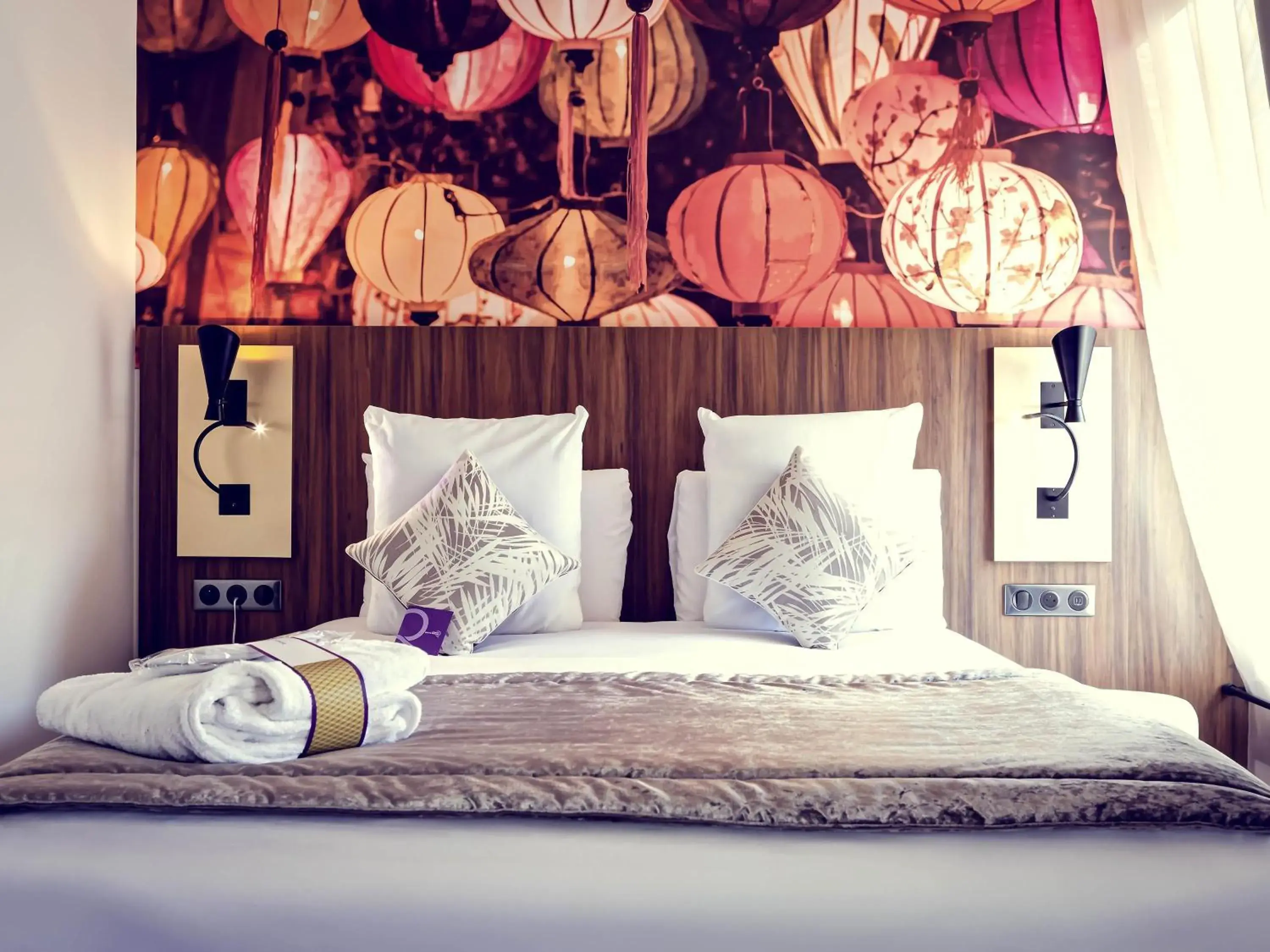 Bedroom, Bed in Mercure Lyon Centre Plaza République Bedroom, Bed in Mercure Lyon Centre Plaza République