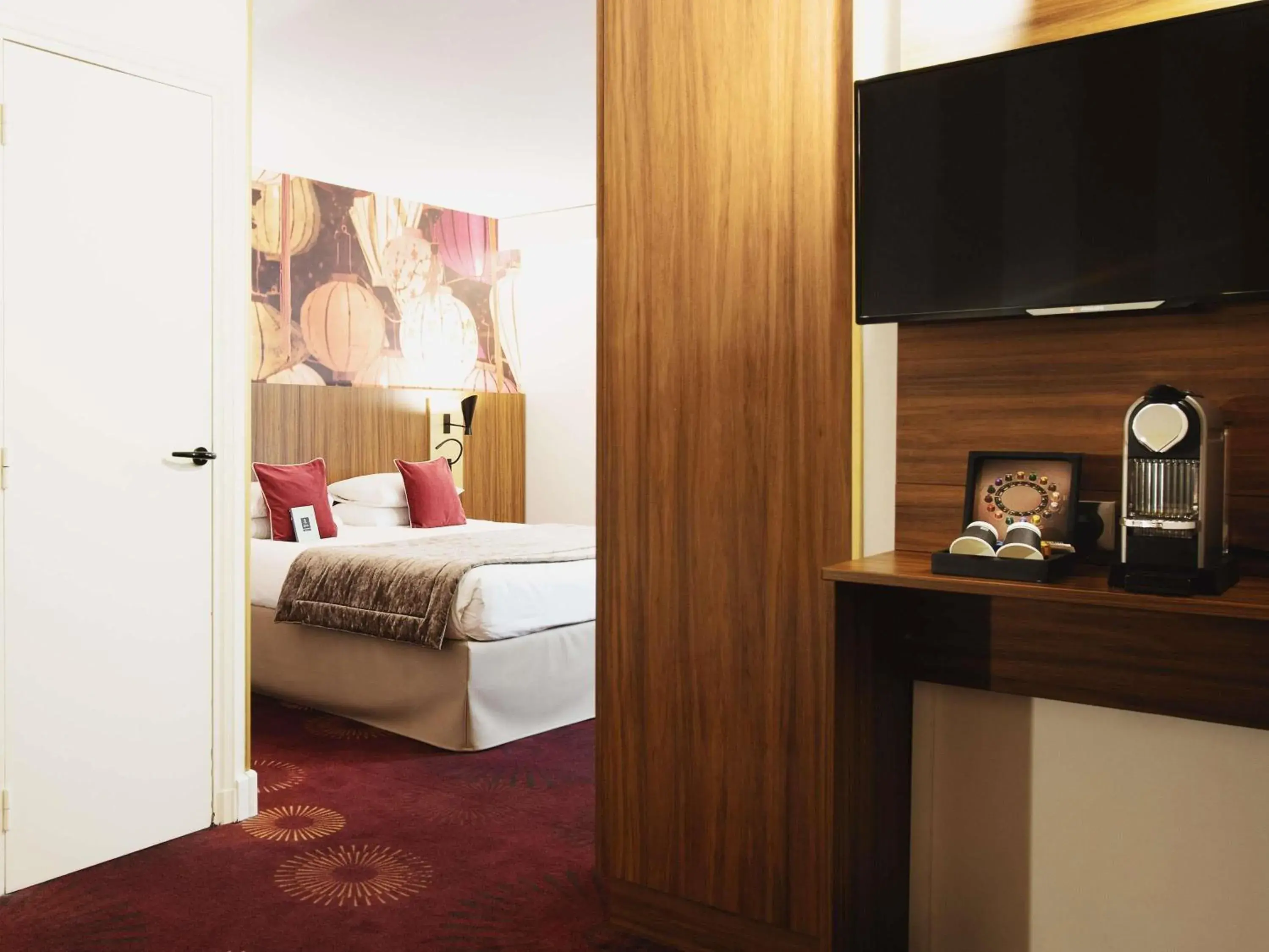 Bedroom, Bed in Mercure Lyon Centre Plaza République Bedroom, Bed in Mercure Lyon Centre Plaza République