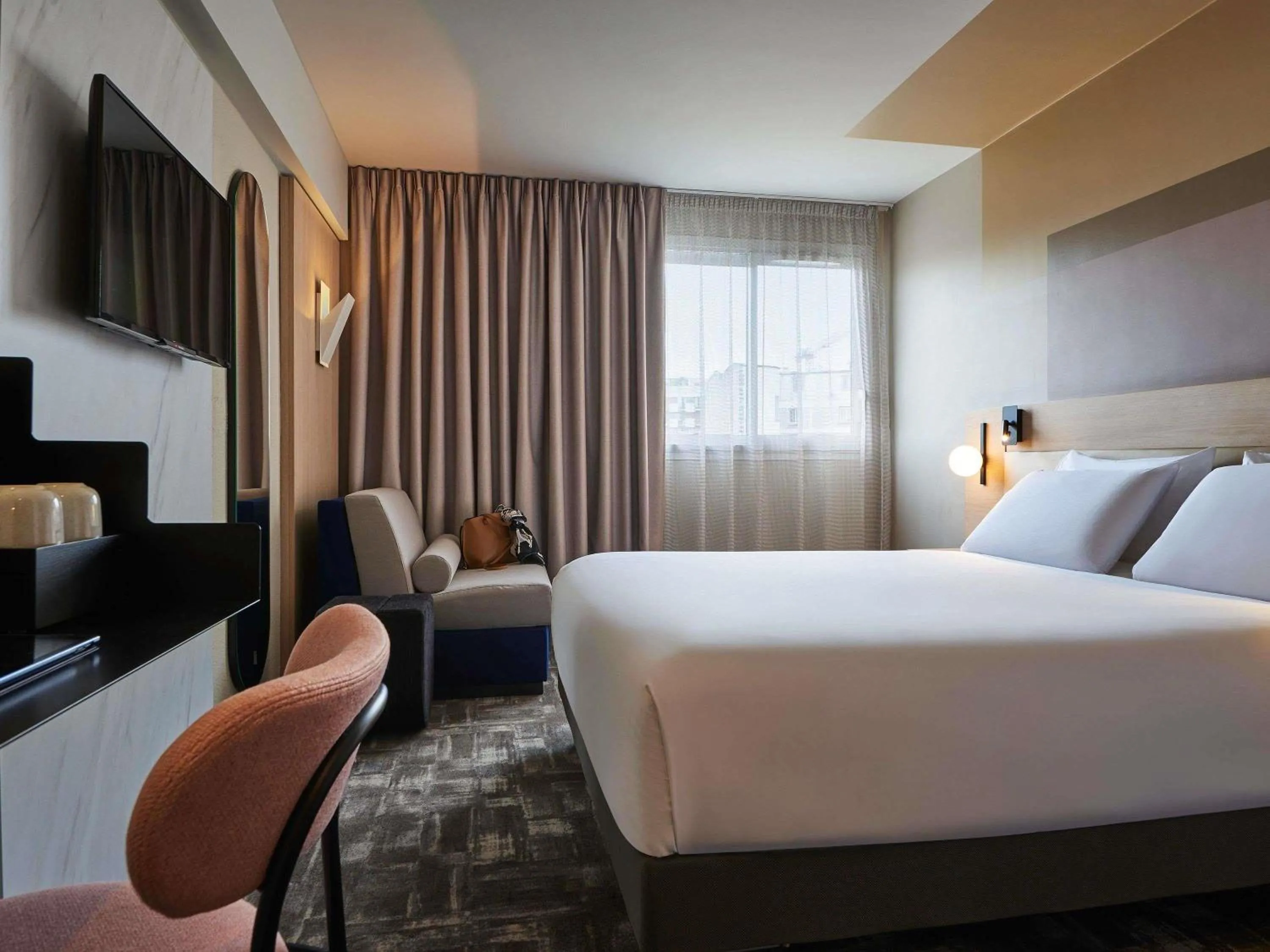 Bedroom, Bed in Mercure Paris 15 Porte de Versailles