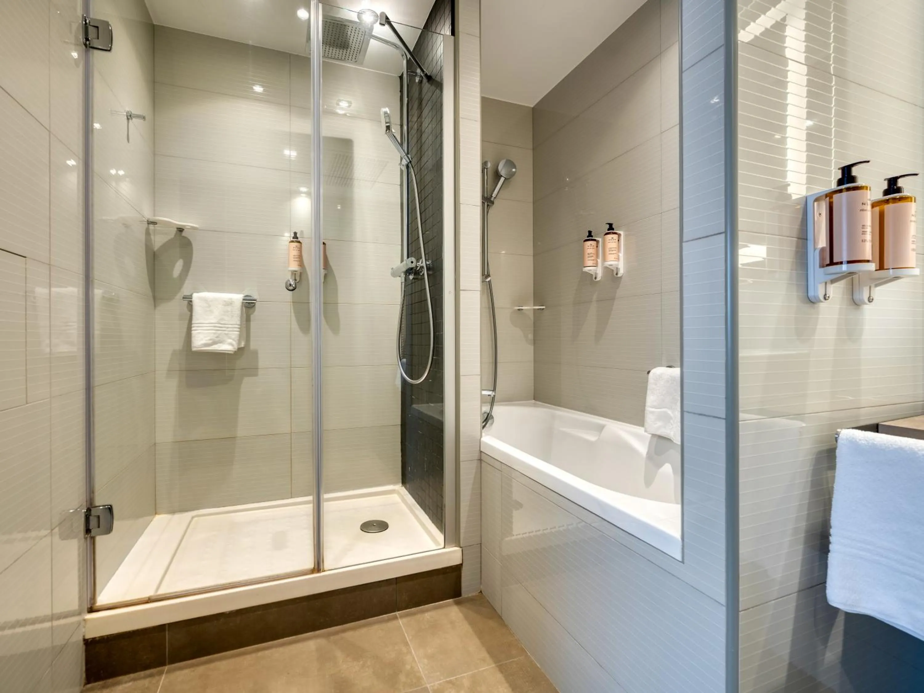 Bath in Mercure Paris 15 Porte de Versailles