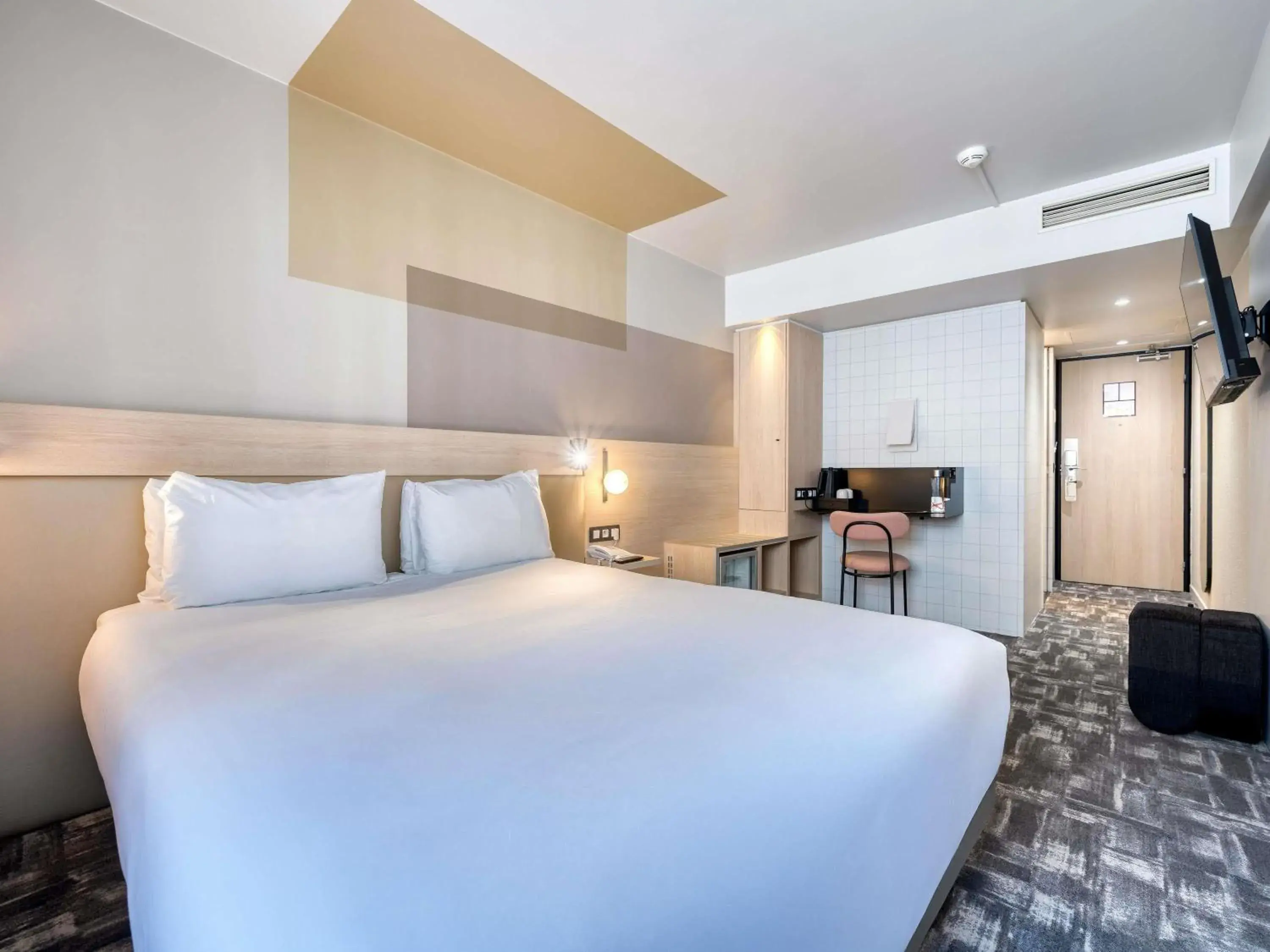 Bedroom, Bed in Mercure Paris 15 Porte de Versailles Bedroom, Bed in Mercure Paris 15 Porte de Versailles