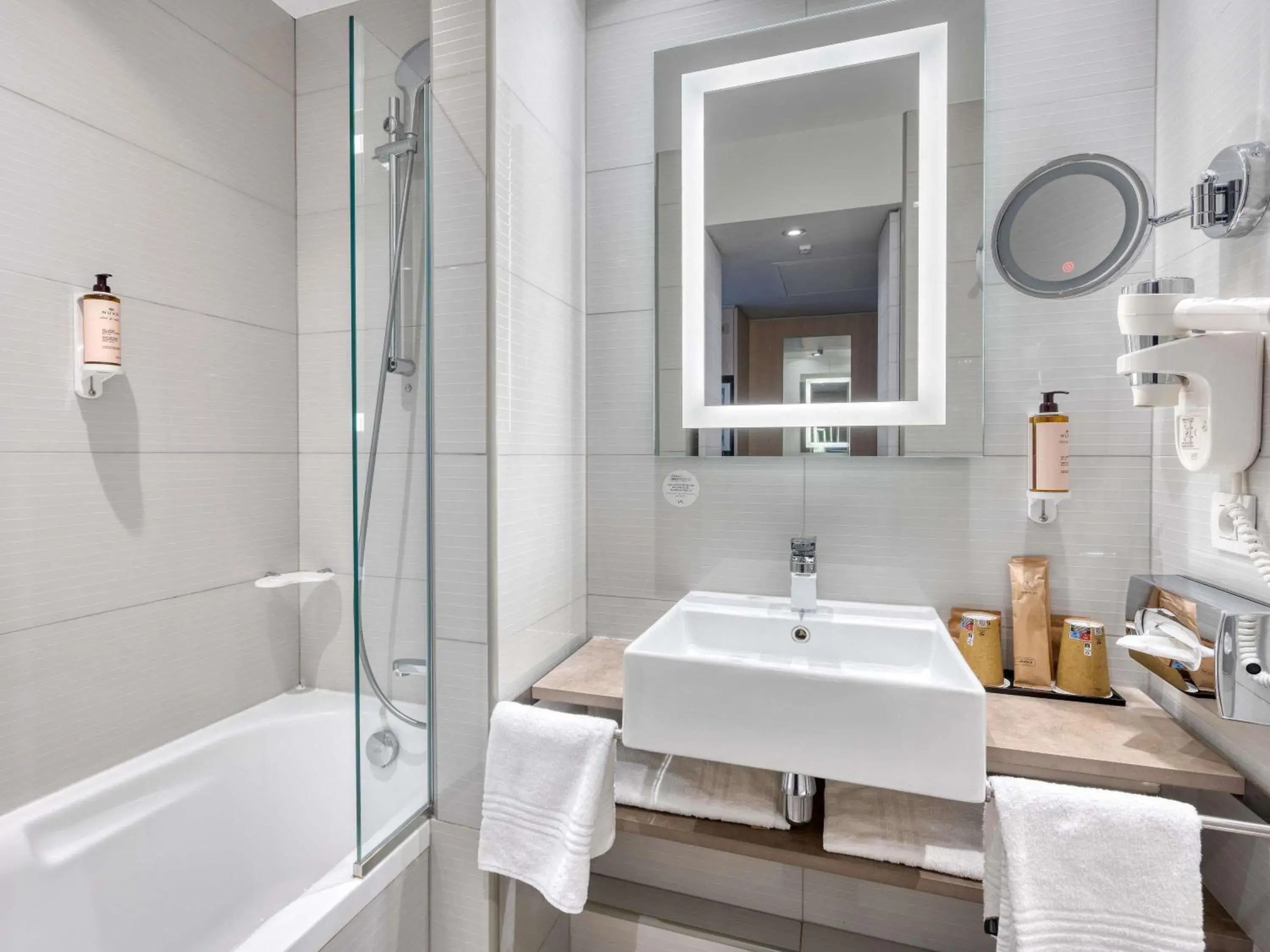 Bedroom in Mercure Paris 15 Porte de Versailles Bedroom in Mercure Paris 15 Porte de Versailles