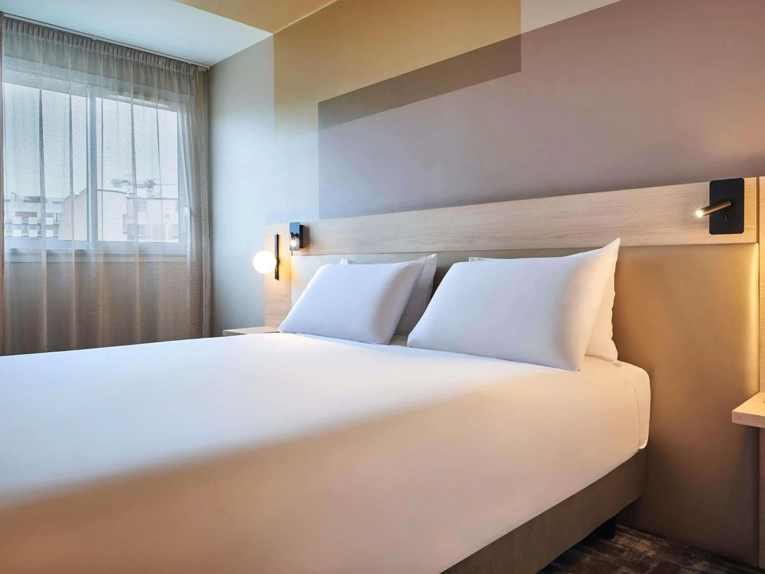 Bedroom, Bed in Mercure Paris 15 Porte de Versailles Bedroom, Bed in Mercure Paris 15 Porte de Versailles