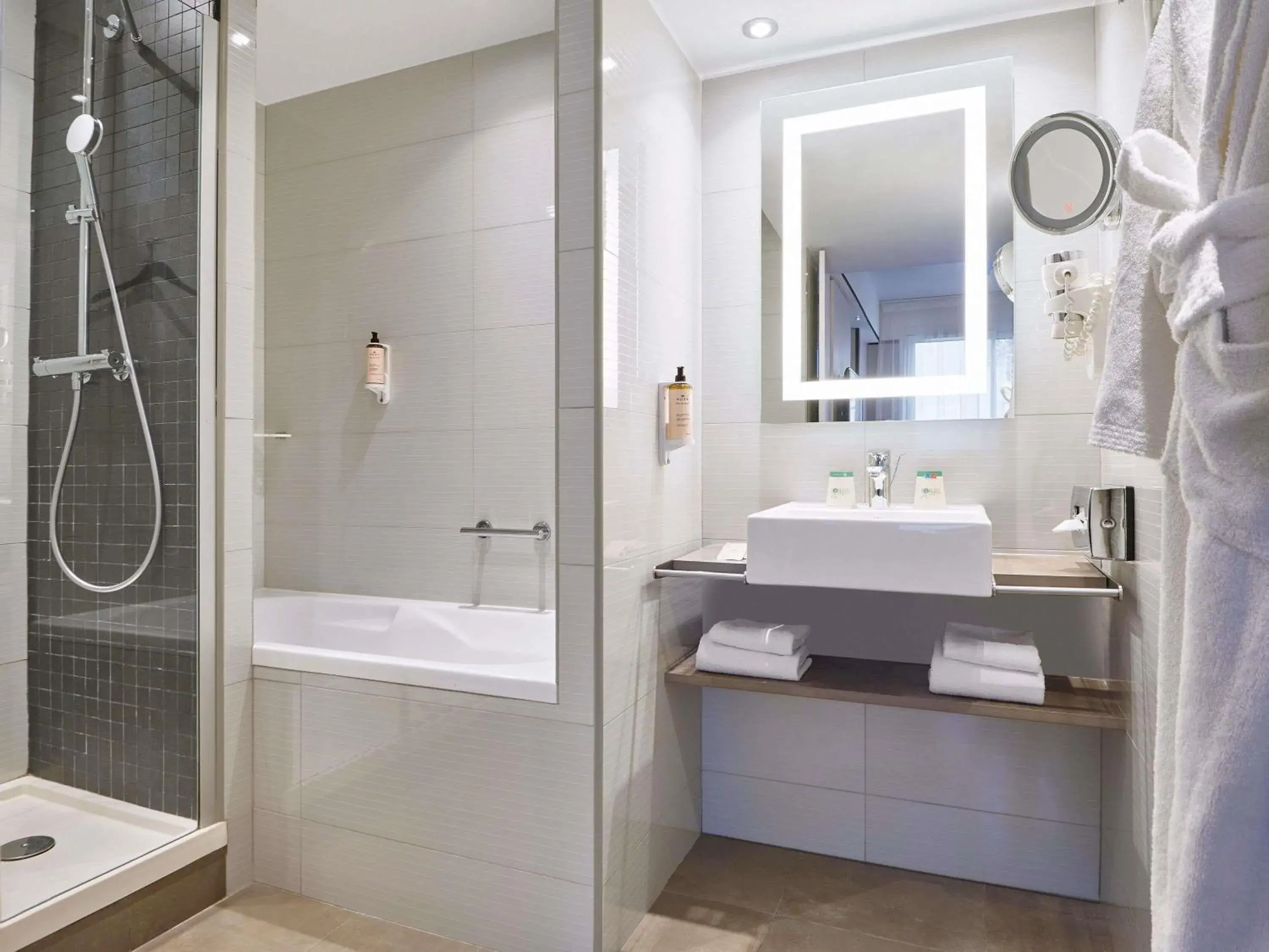 Junior Suite with One Double Bed in Mercure Paris 15 Porte de Versailles Junior Suite with One Double Bed in Mercure Paris 15 Porte de Versailles