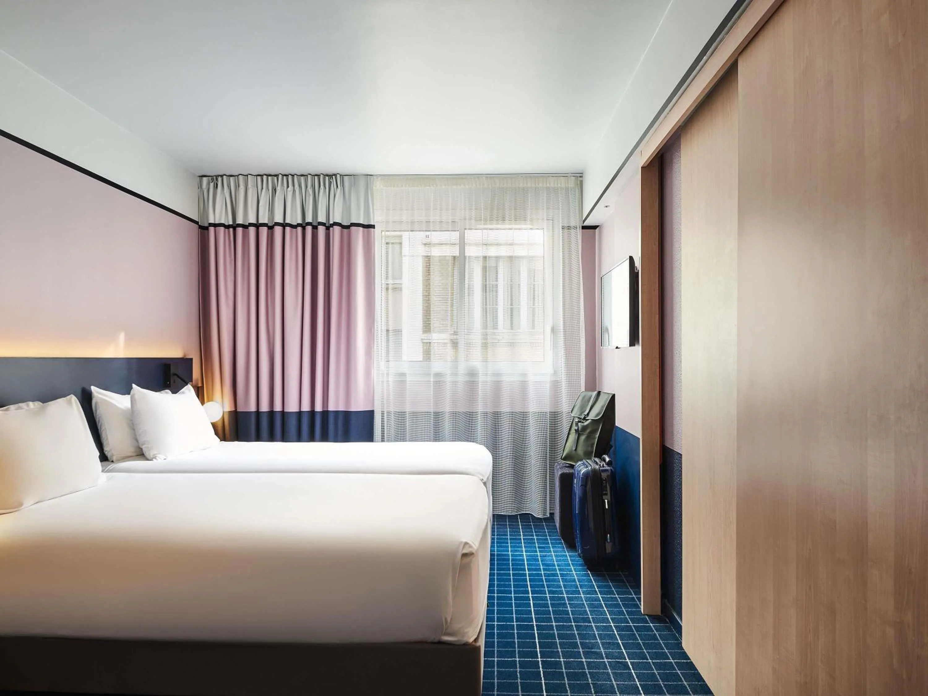 Bedroom, Bed in Mercure Paris 15 Porte de Versailles