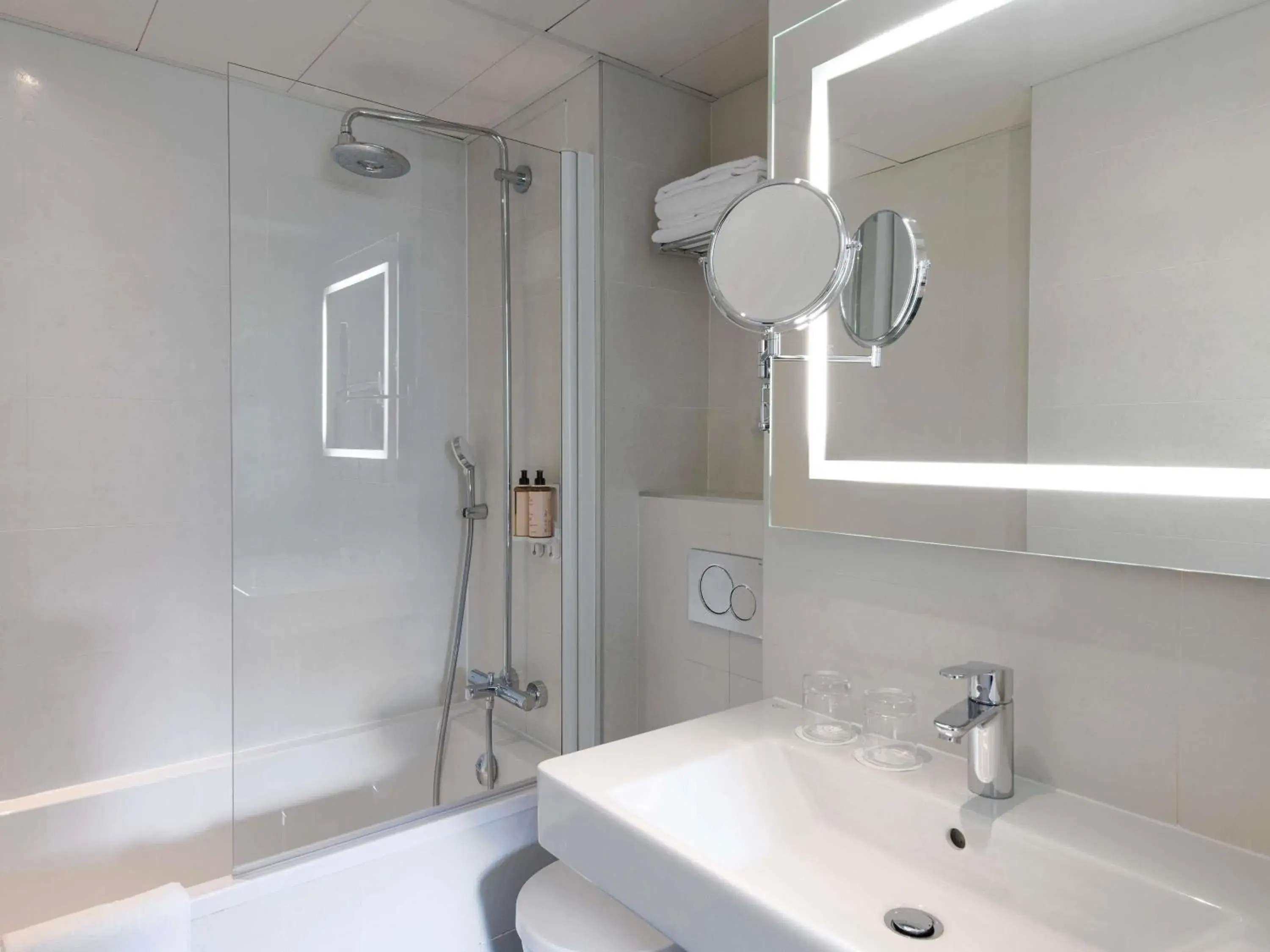 Bedroom in Mercure Paris Montparnasse Raspail Bedroom in Mercure Paris Montparnasse Raspail