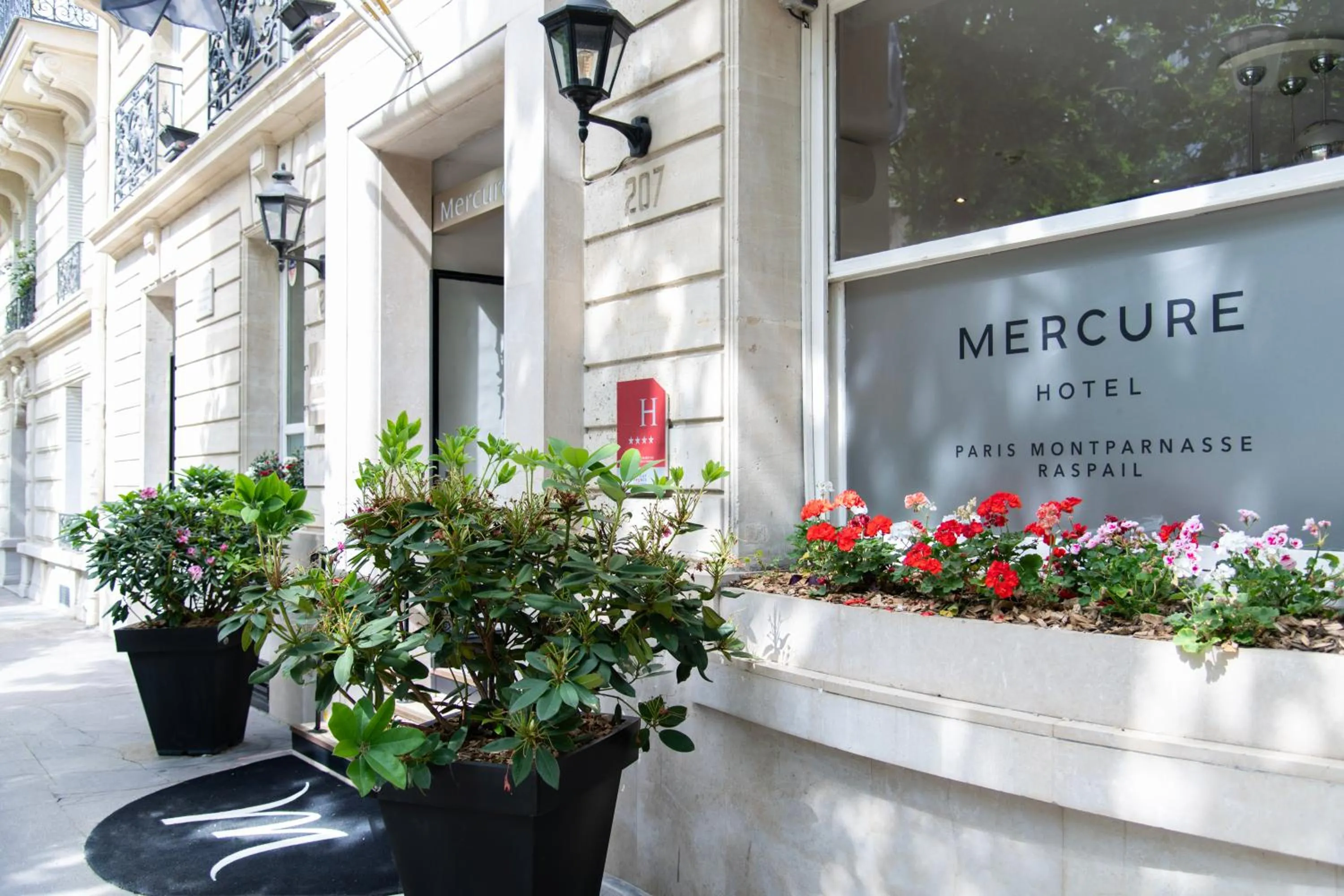 Facade/entrance in Mercure Paris Montparnasse Raspail