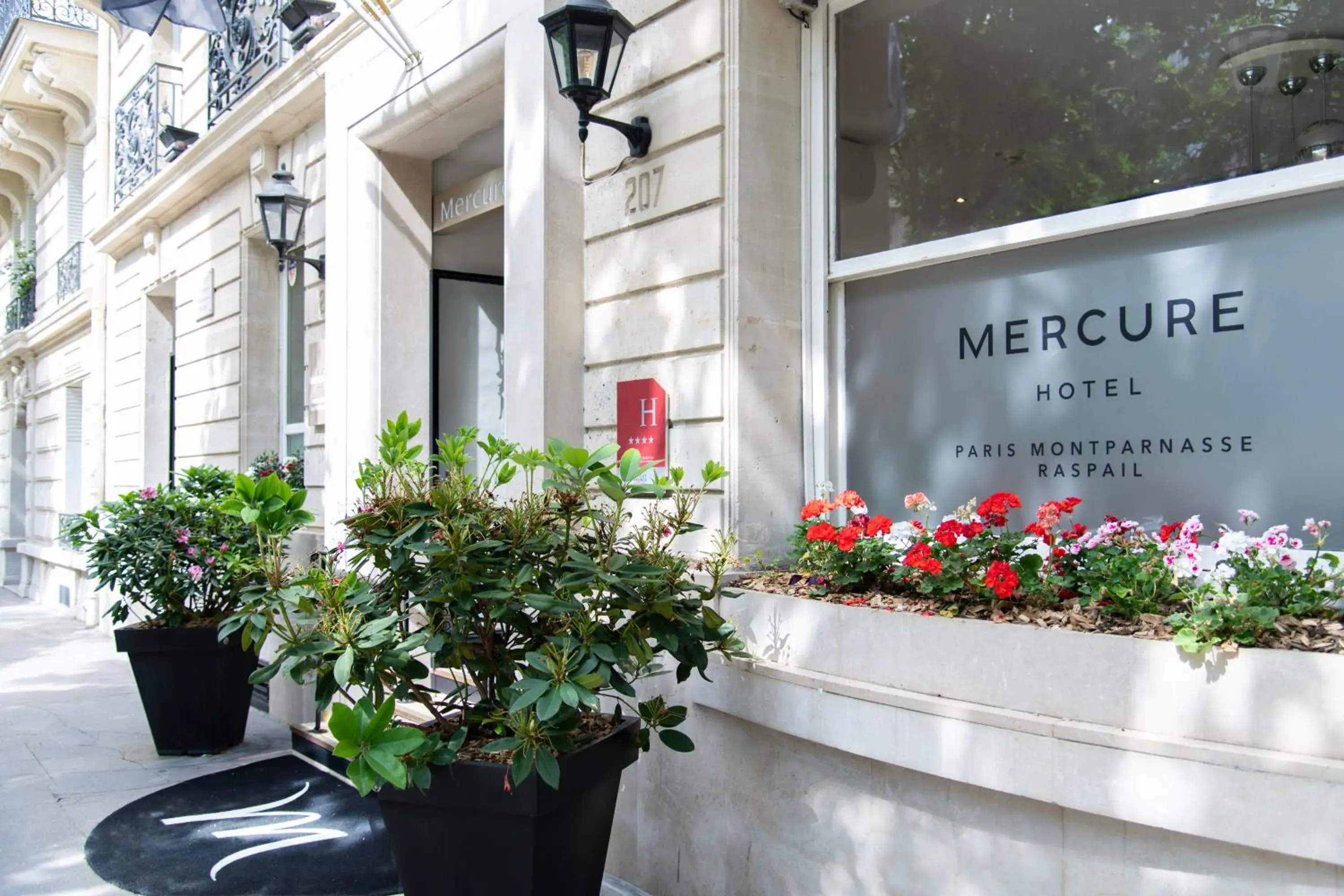 Facade/entrance in Mercure Paris Montparnasse Raspail Facade/entrance in Mercure Paris Montparnasse Raspail