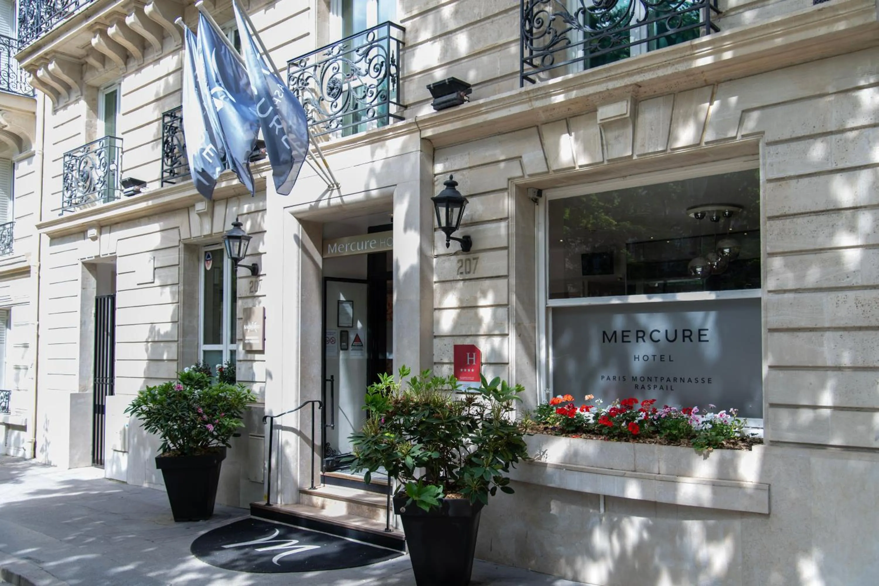 Facade/entrance in Mercure Paris Montparnasse Raspail