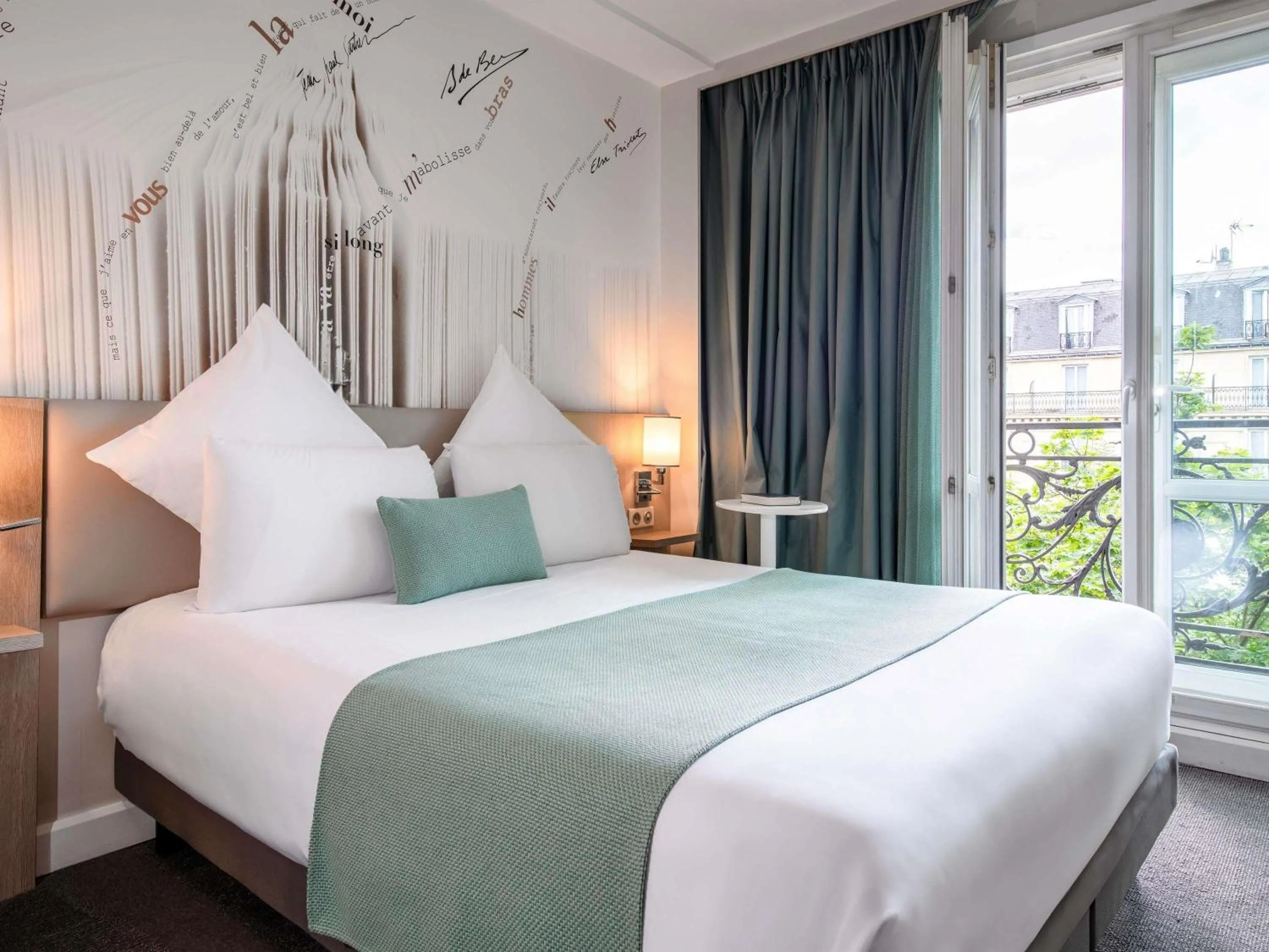 Bedroom, Bed in Mercure Paris Montparnasse Raspail