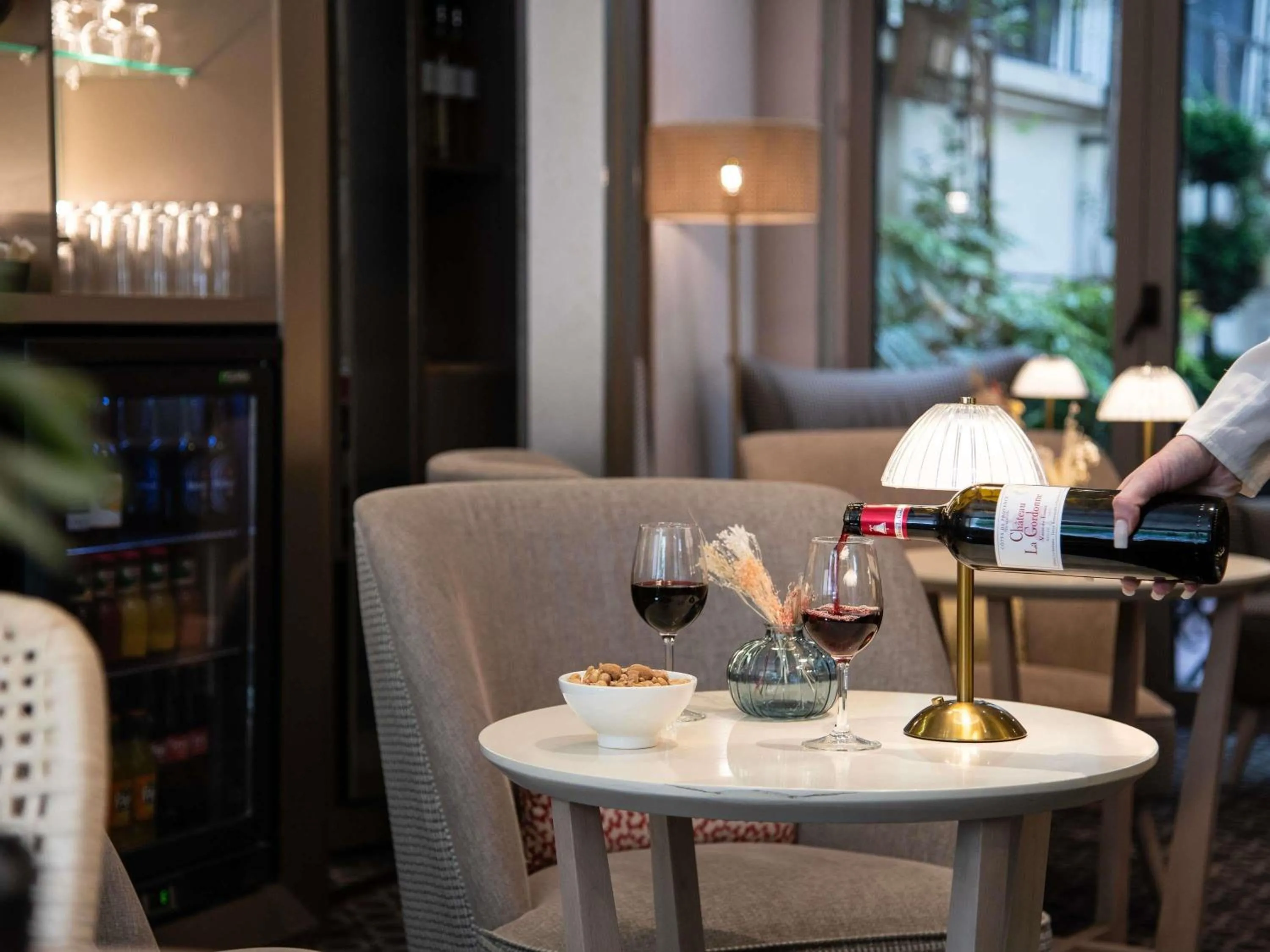 Lounge or bar in Mercure Paris Montparnasse Raspail