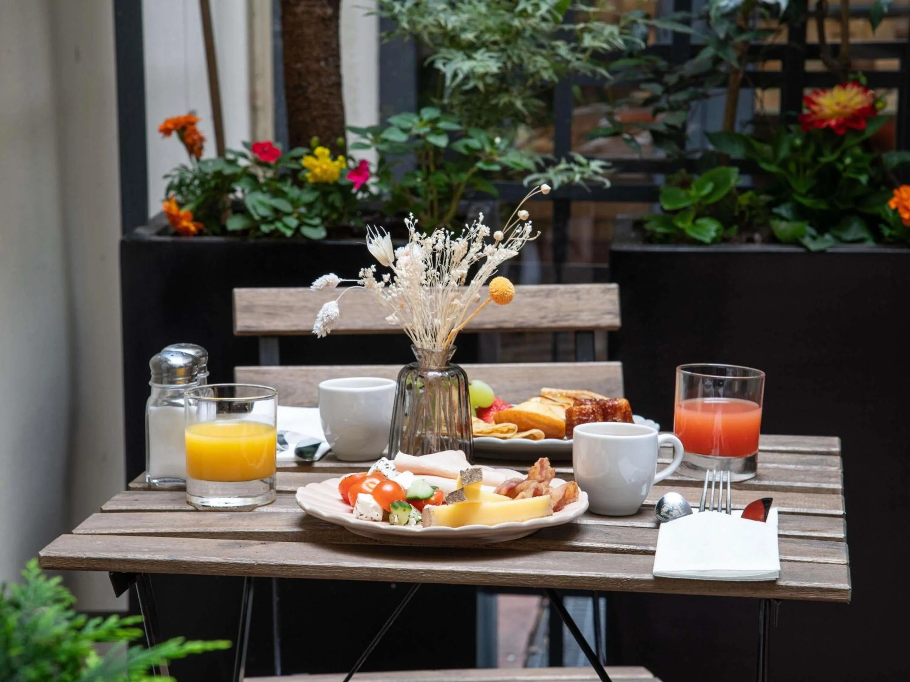 Breakfast in Mercure Paris Montparnasse Raspail