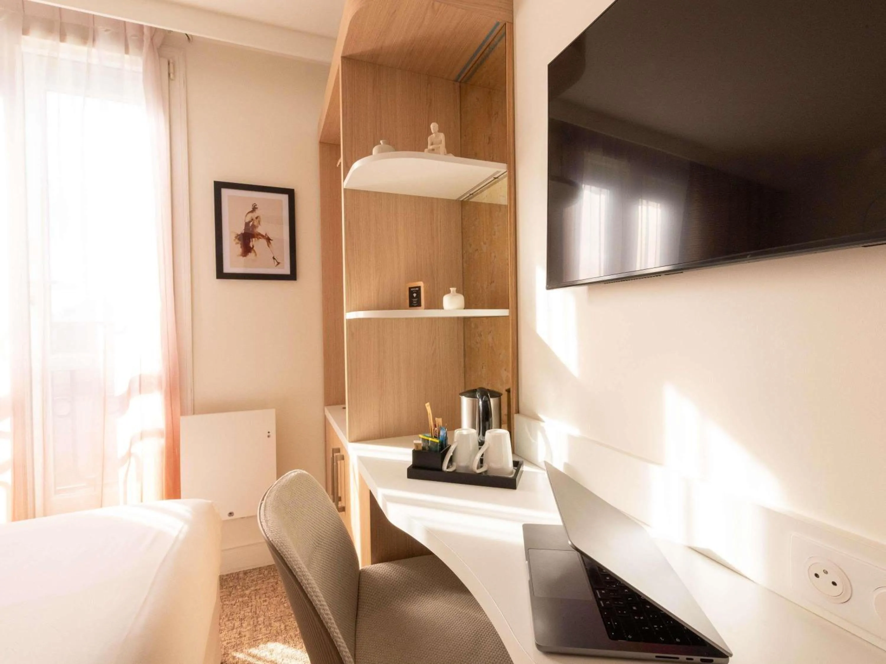 Bedroom in Mercure Paris Montparnasse Raspail