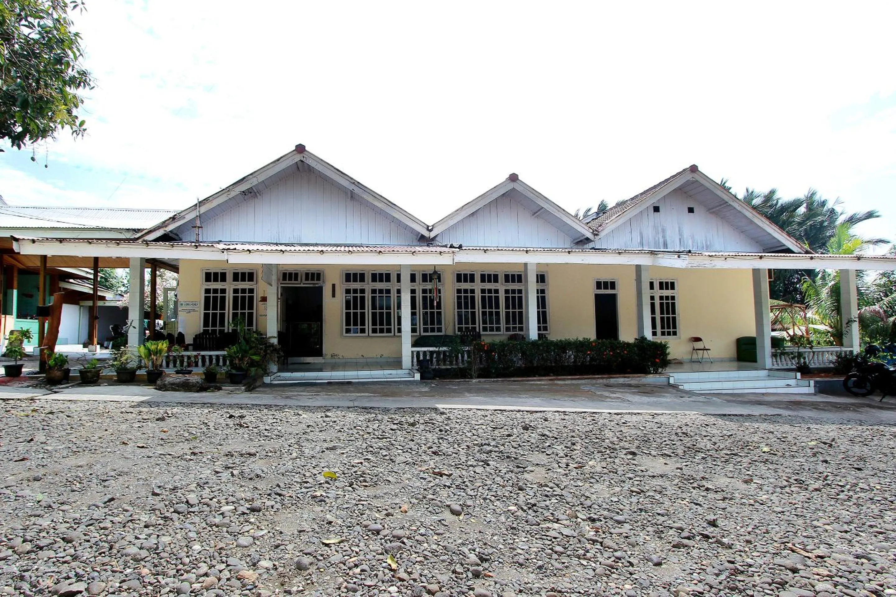 Facade/entrance, Property Building in SUPER OYO 1865 Hotel Ss Syariah