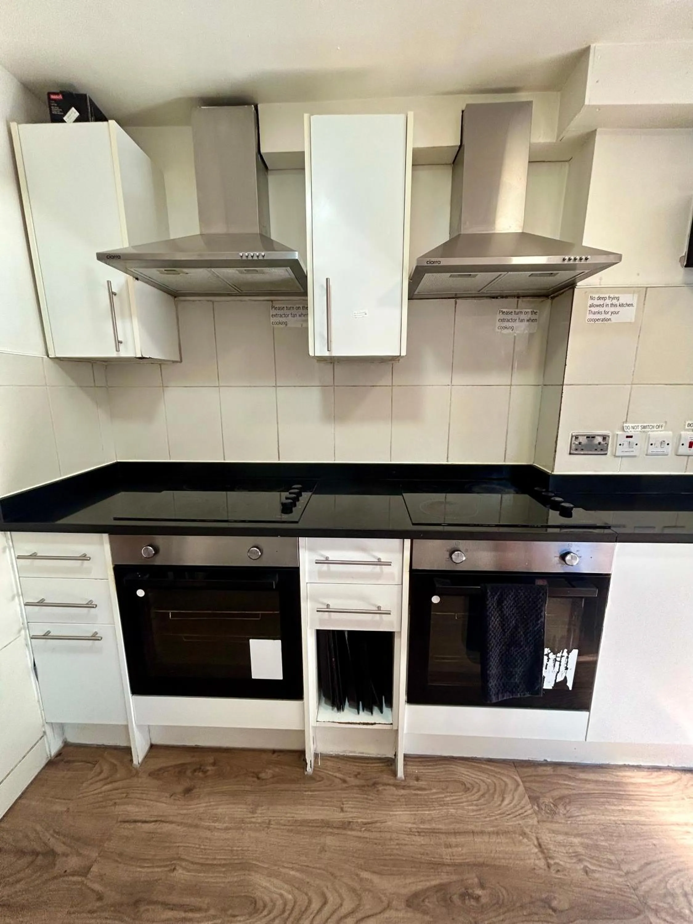 Kitchen or kitchenette in Saint James Backpackers