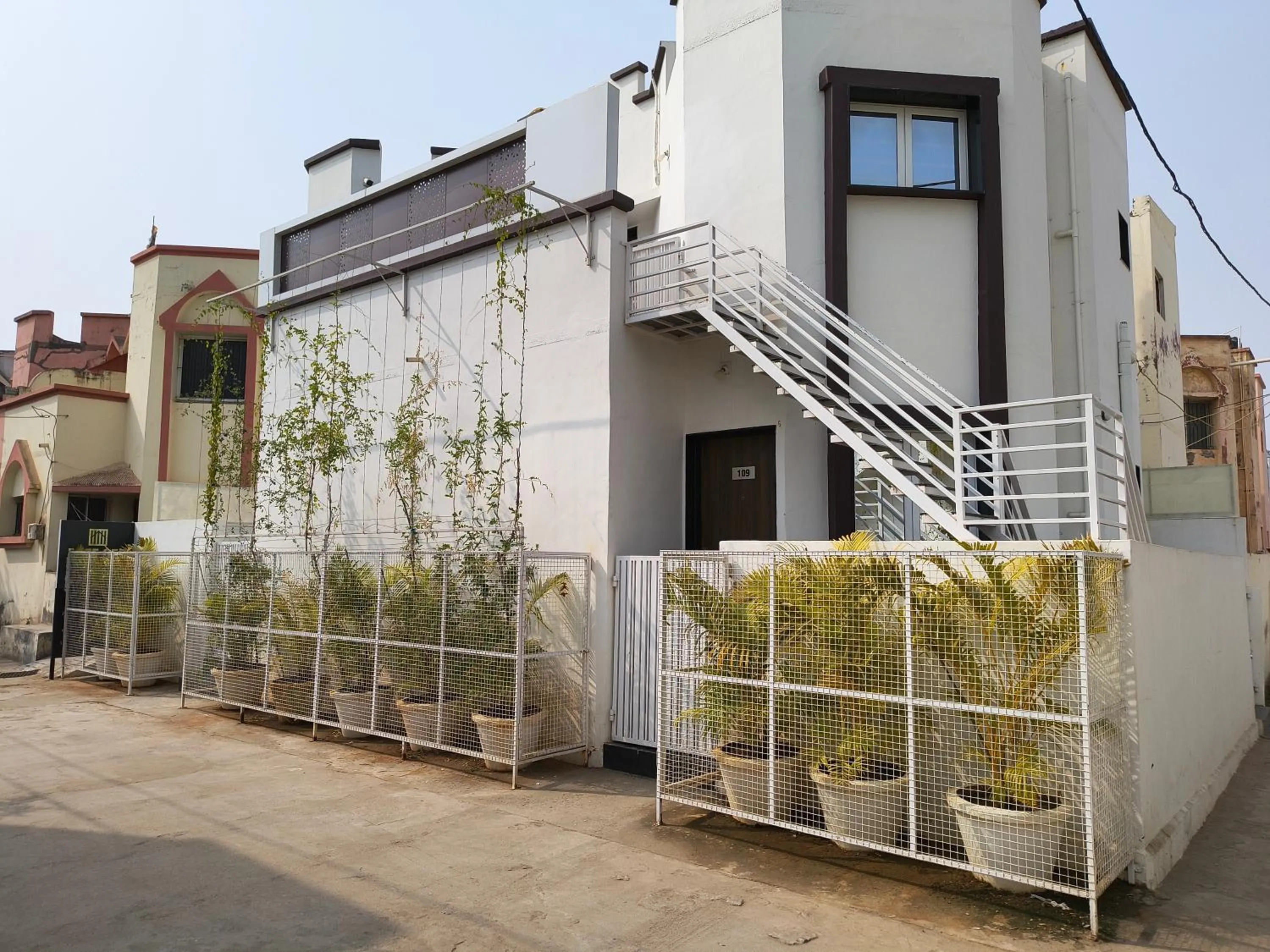 Property building in Daze Off Studio house