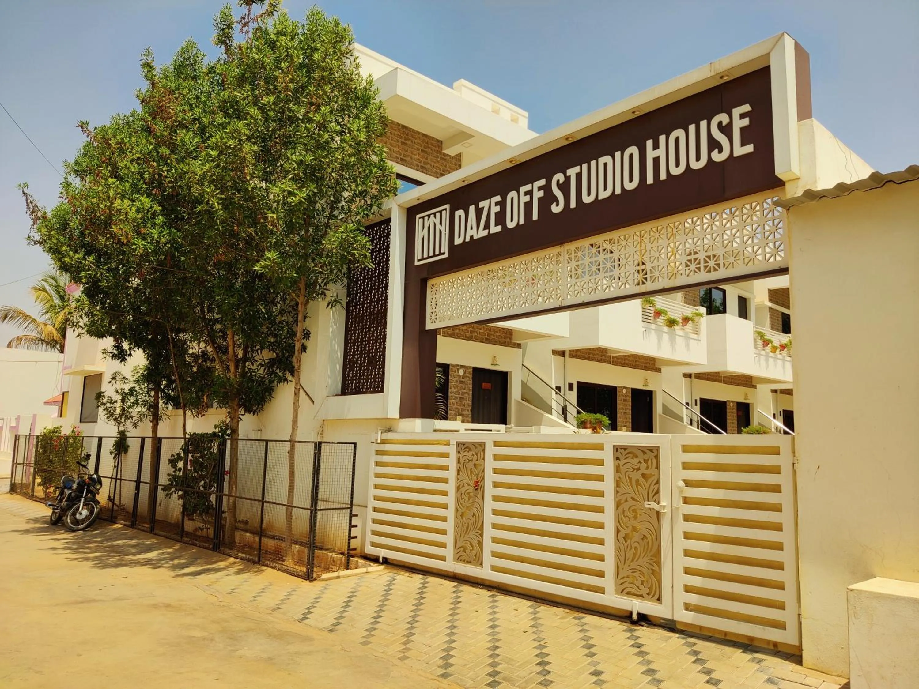 Facade/entrance in Daze Off Studio house