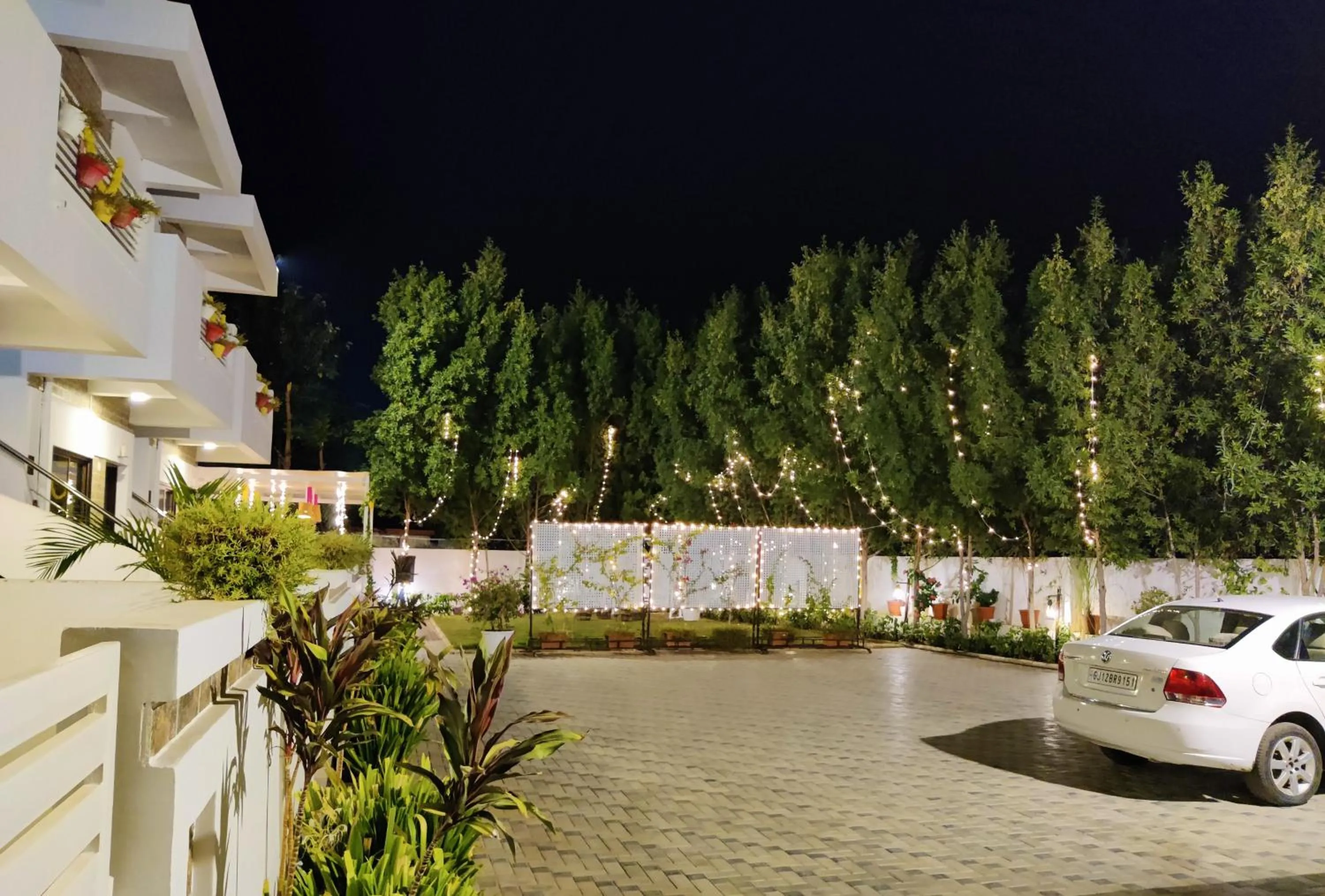 Parking in Daze Off Studio house