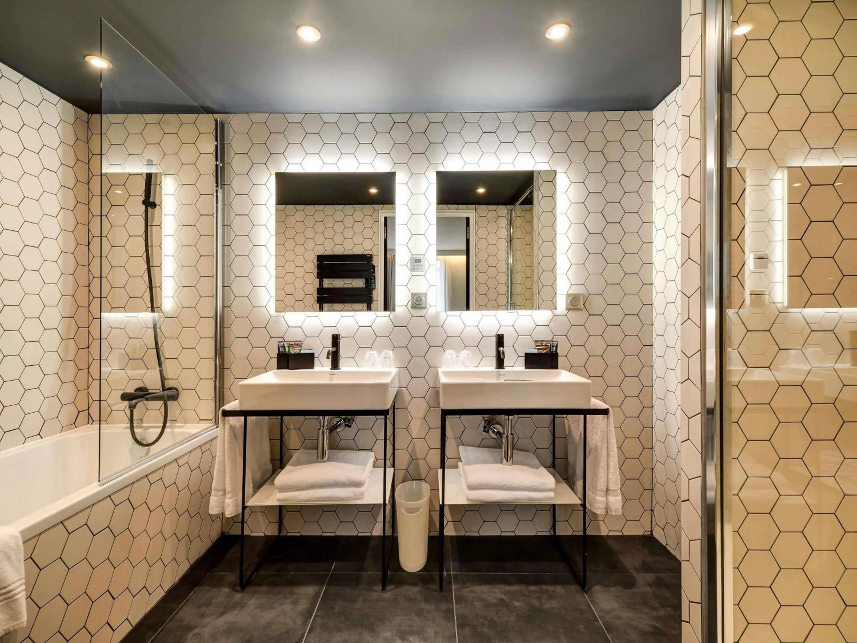 Bedroom in Novotel Paris Centre Bercy