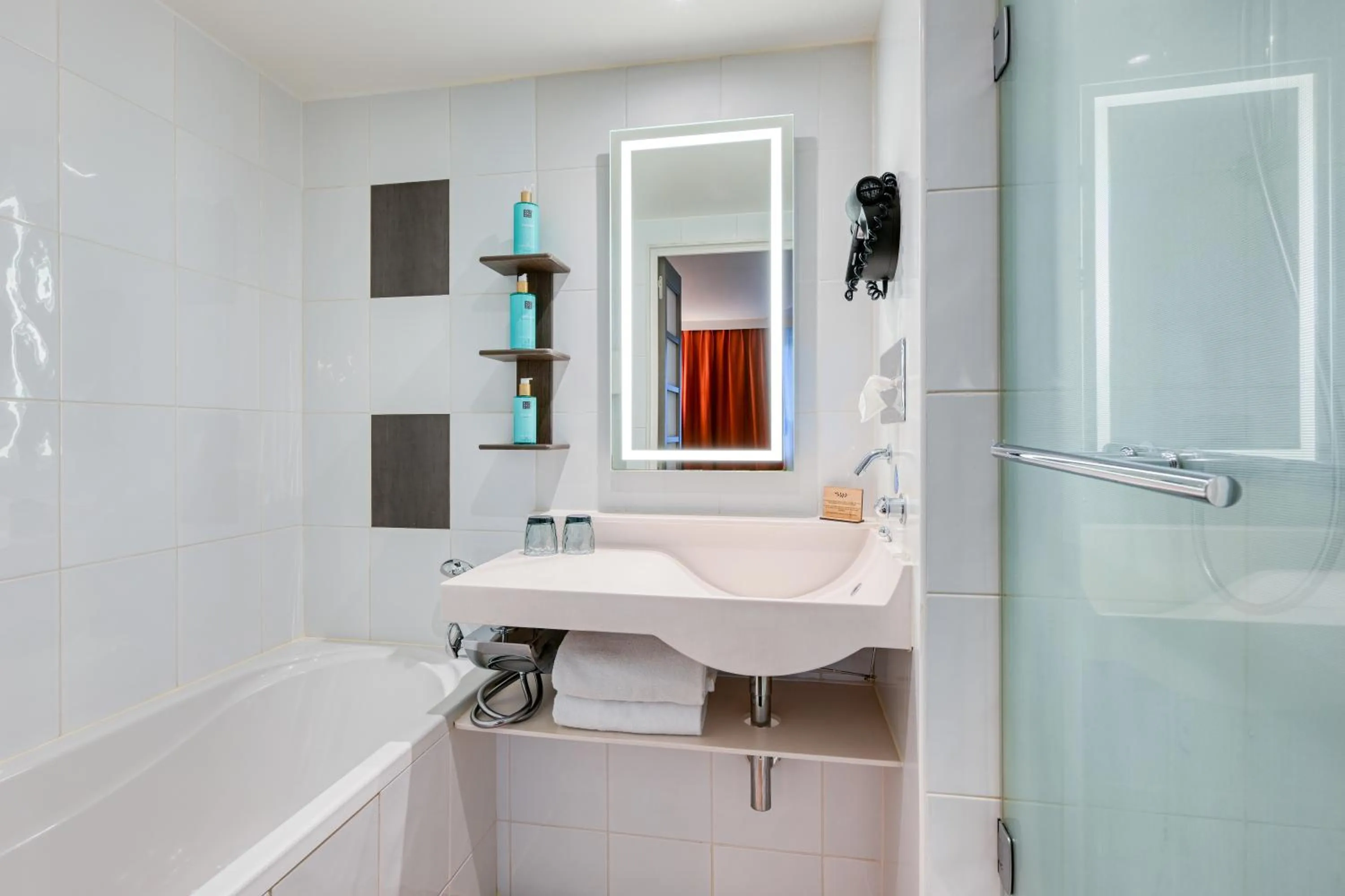 Bathroom in Novotel Paris Centre Bercy