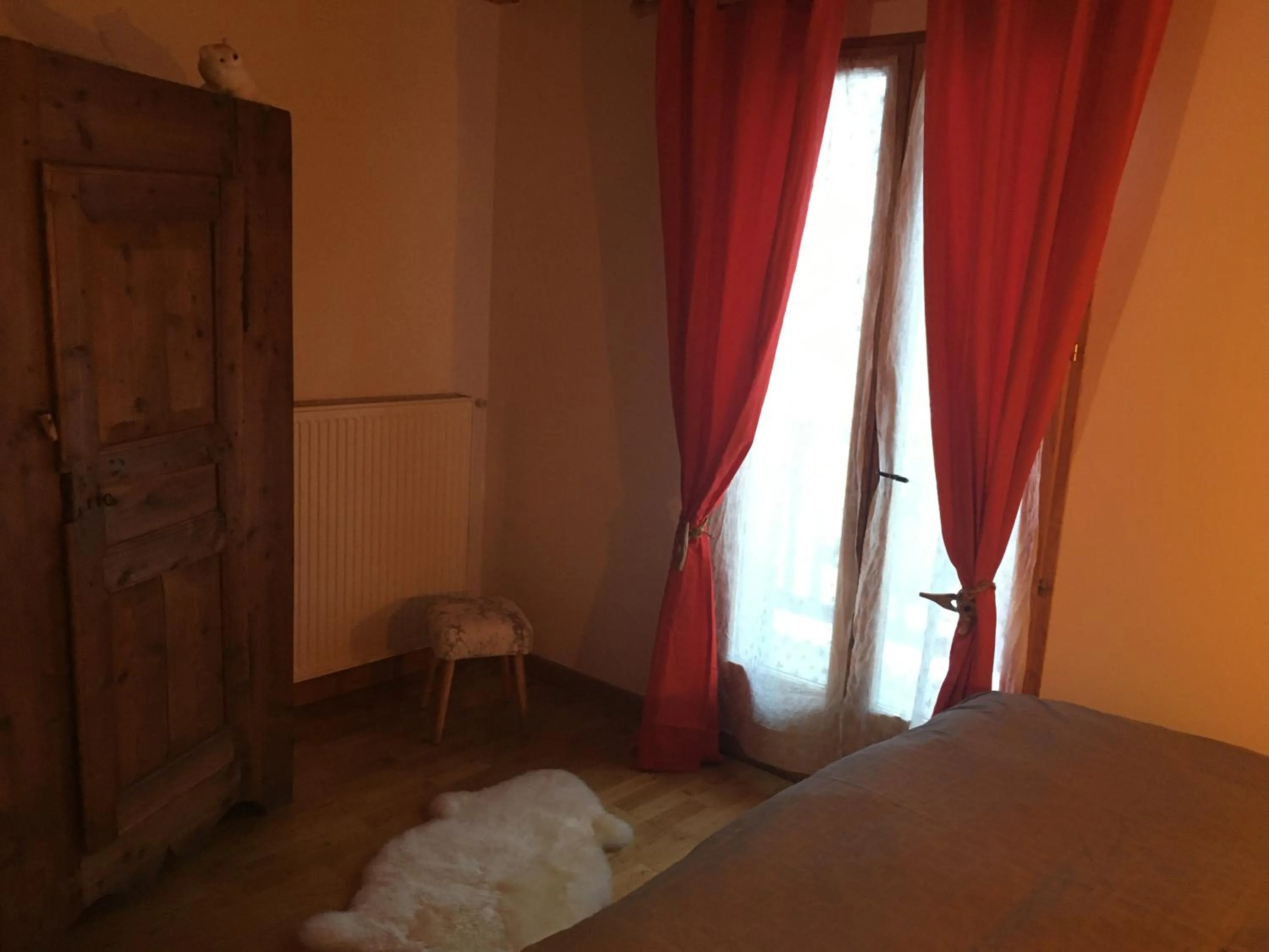 Photo of the whole room, Bed in La Roche Meane