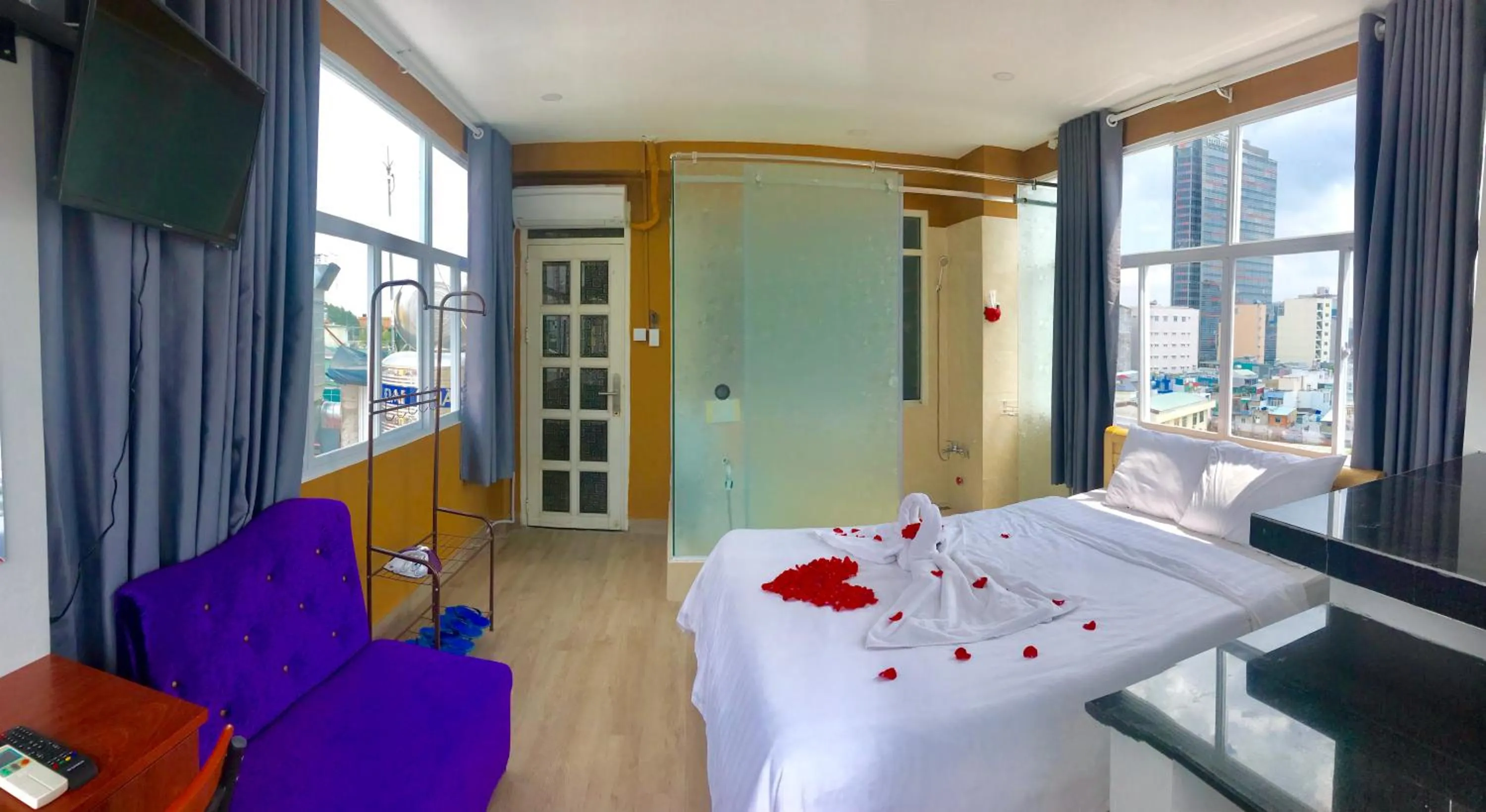 Photo of the whole room, Bed in Nn Hotel