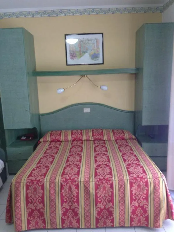 Decorative detail, Bed in Hotel Harry's