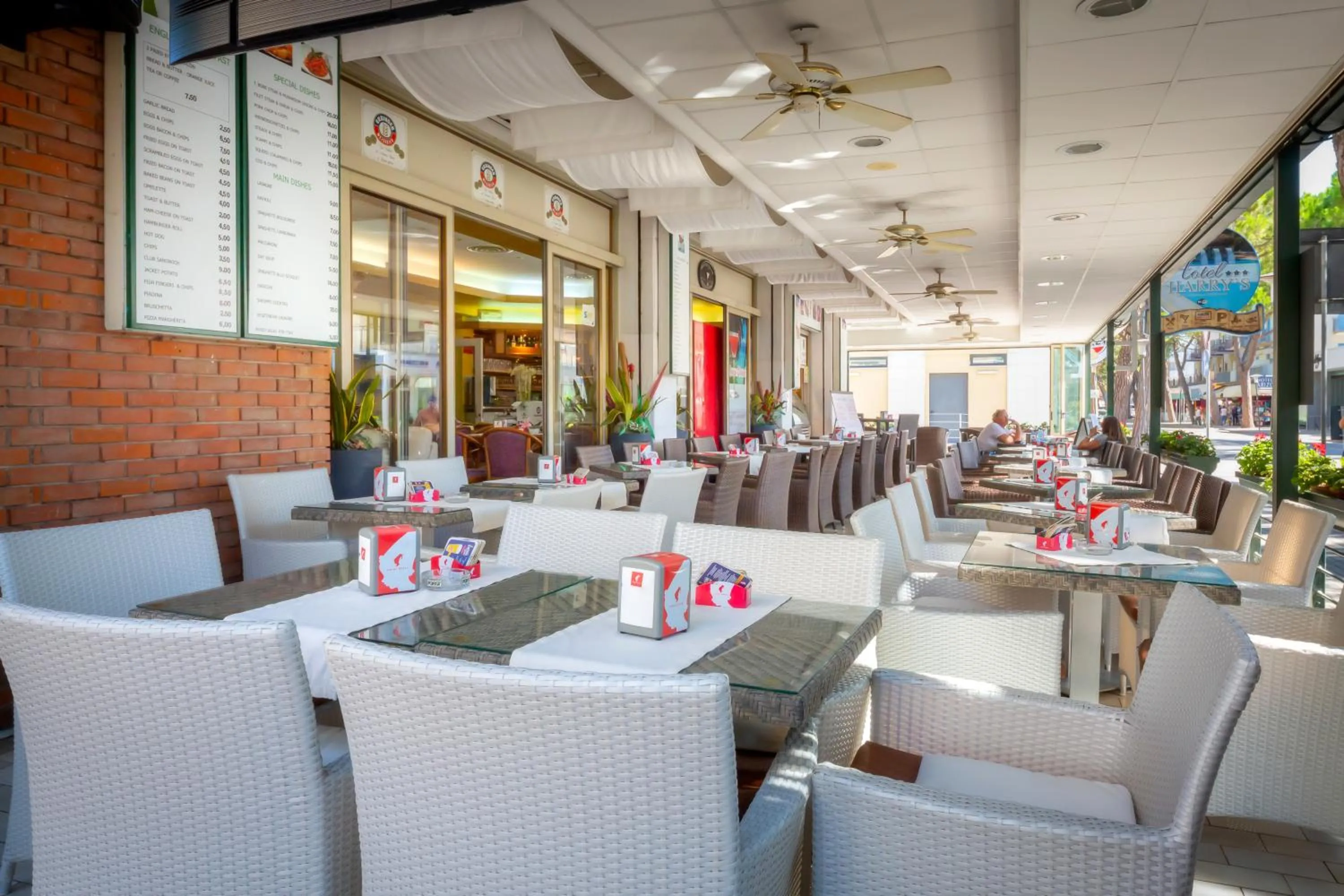 Restaurant/places to eat in Hotel Harry's