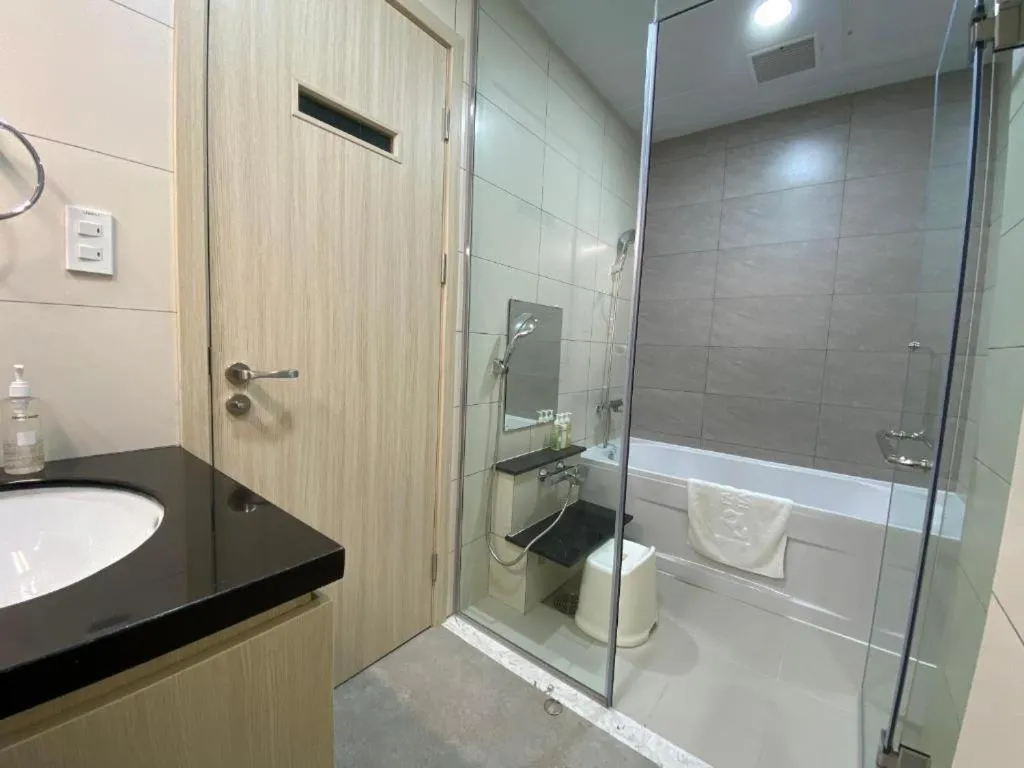 Shower in FAMILLE HA NAM