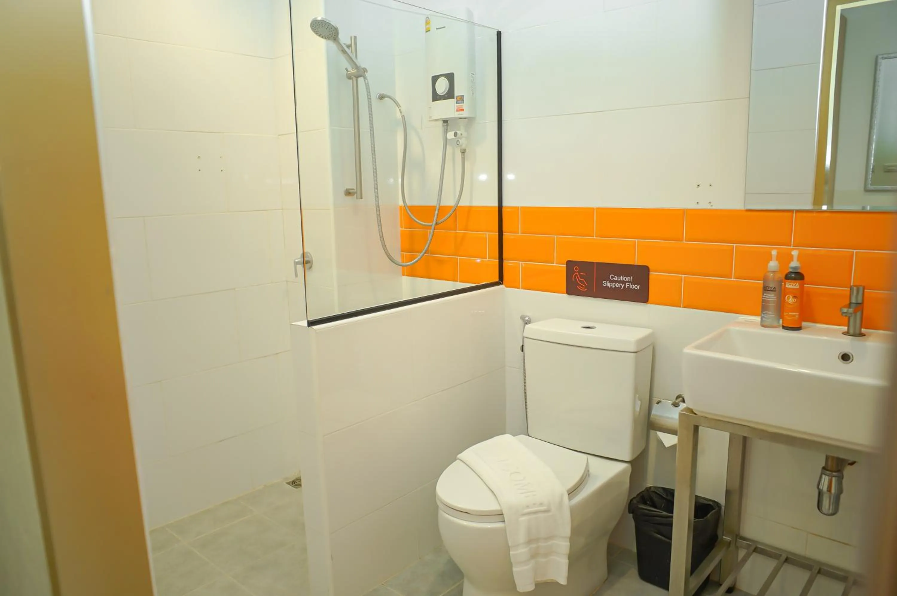Shower in 7 Days Premium Hotel Don Meaung Airport