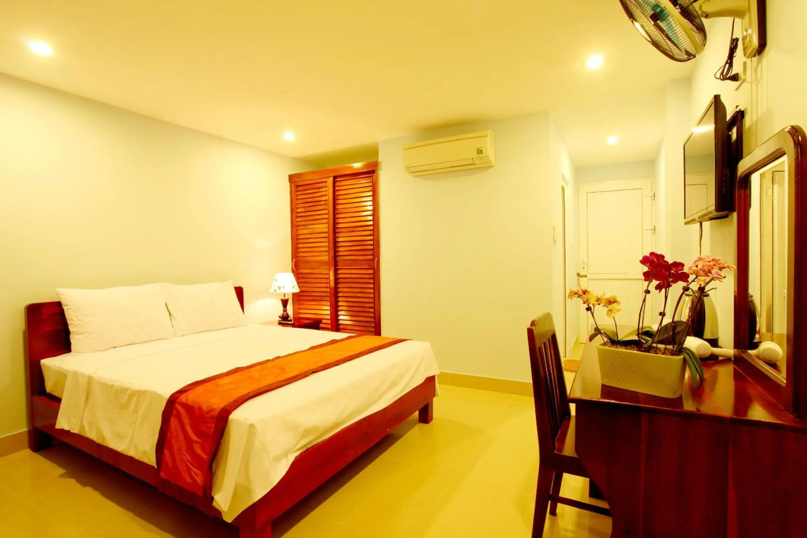 Photo of the whole room, Bed in Hai Yen Family Hotel Photo of the whole room, Bed in Hai Yen Family Hotel