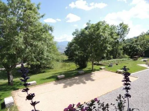 Garden view in Château Serigues
