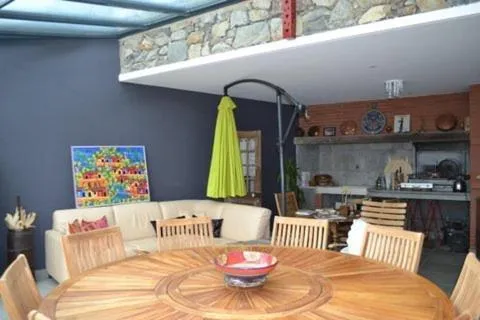 Dining area in Château Serigues