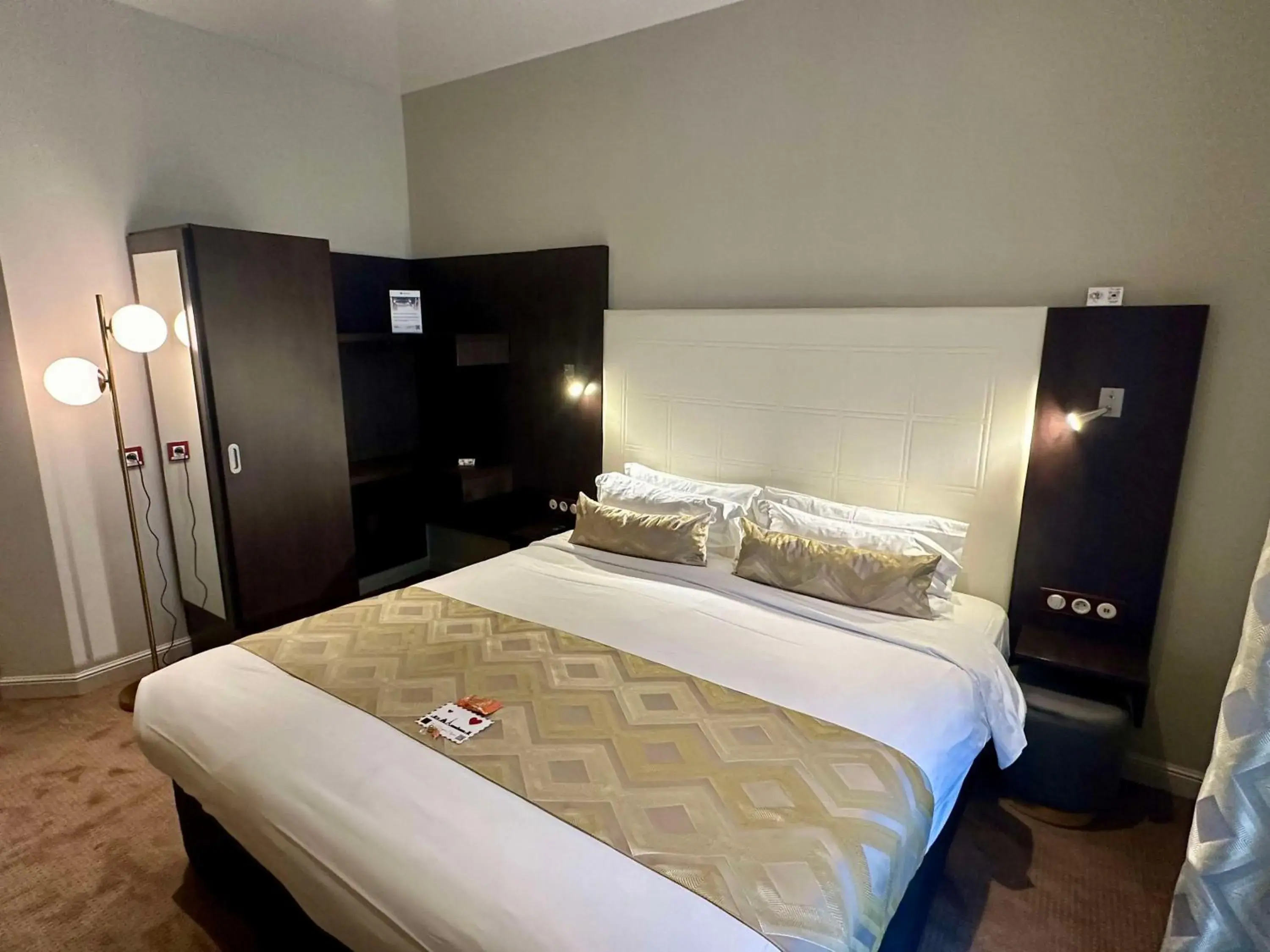 Bedroom, Bed in Best Western Empire Elysees Bedroom, Bed in Best Western Empire Elysees