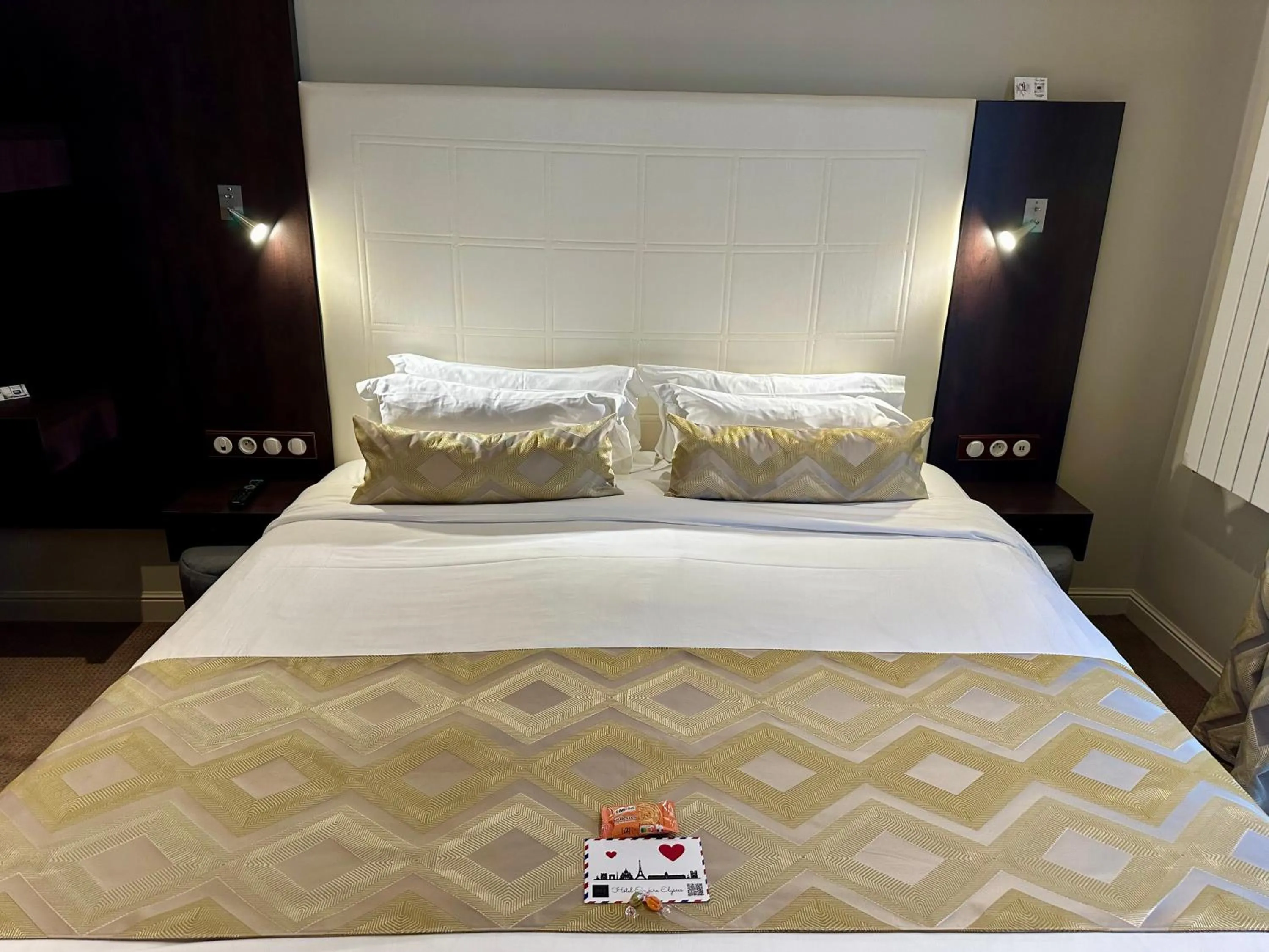 Bed in Best Western Empire Elysees