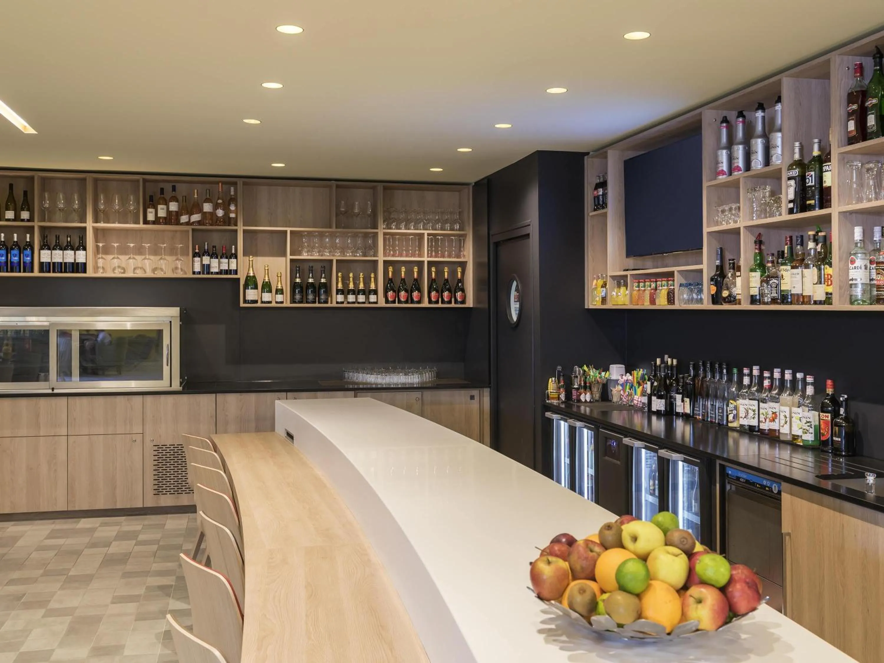 Lounge or bar in Novotel Paris Nord Expo Aulnay