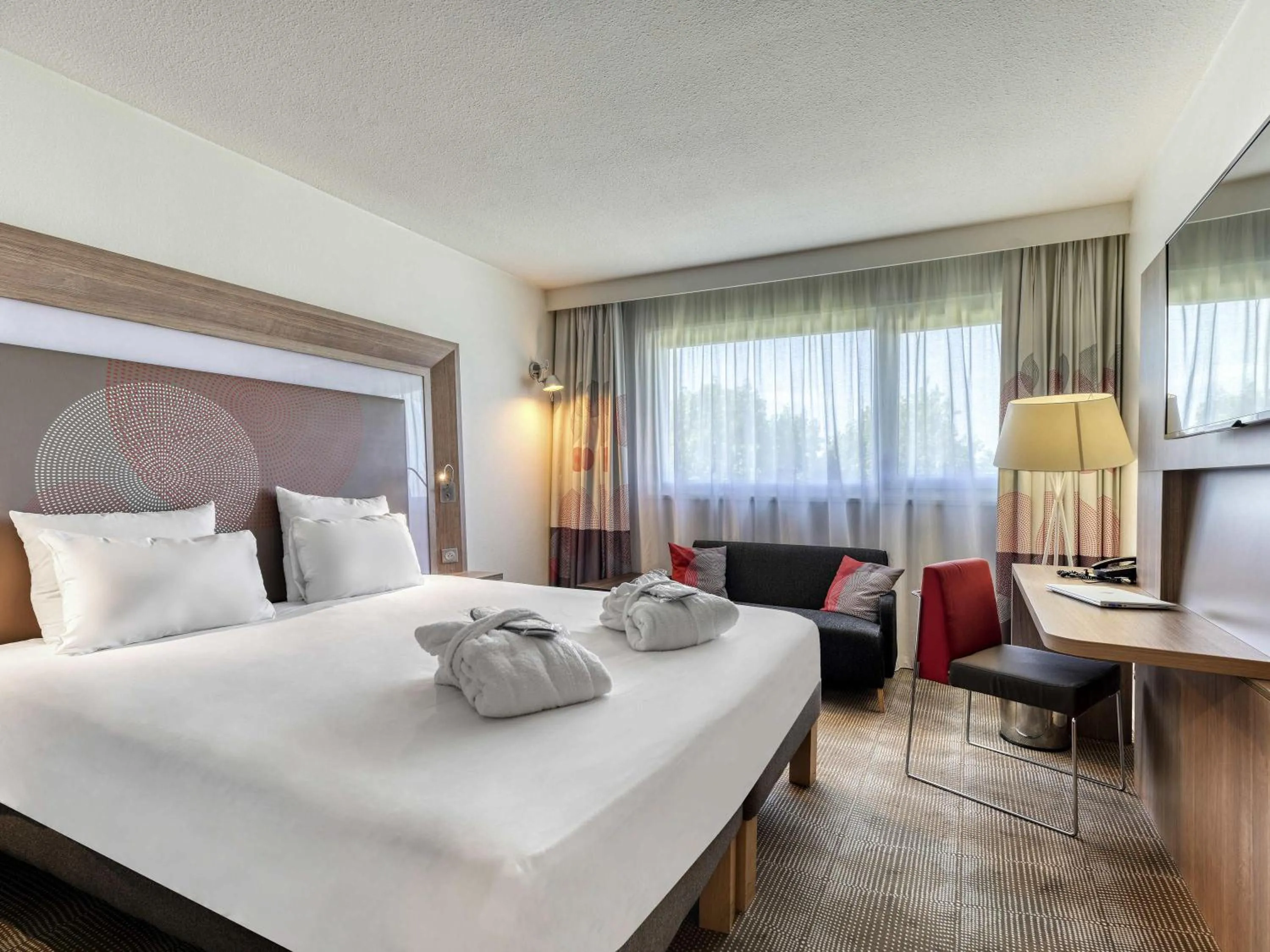 Bedroom, Bed in Novotel Paris Nord Expo Aulnay