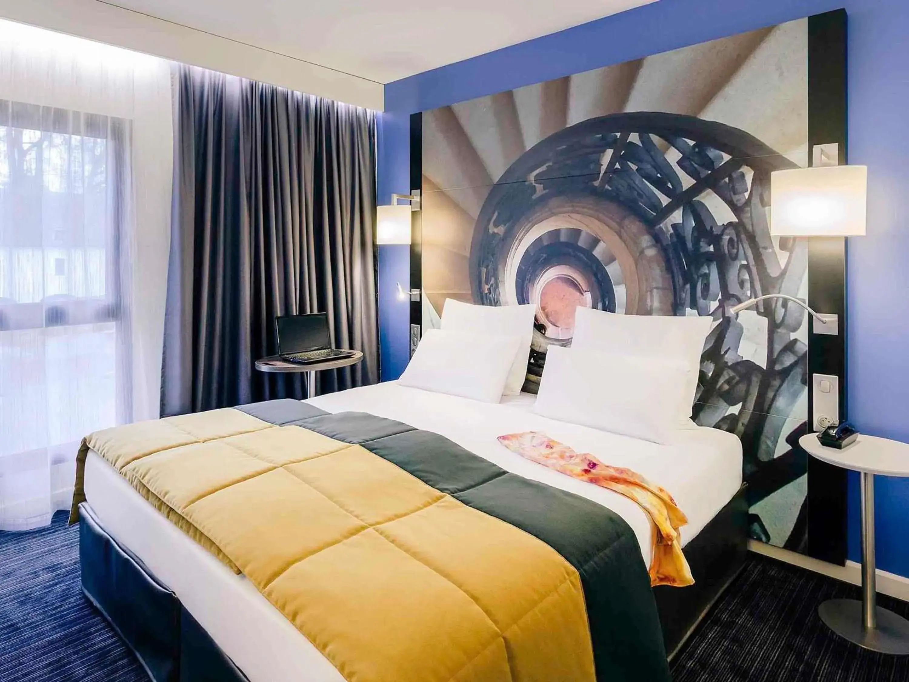 Bedroom, Bed in Hotel De Bourbon Grand Hotel Mercure Bourges Bedroom, Bed in Hotel De Bourbon Grand Hotel Mercure Bourges