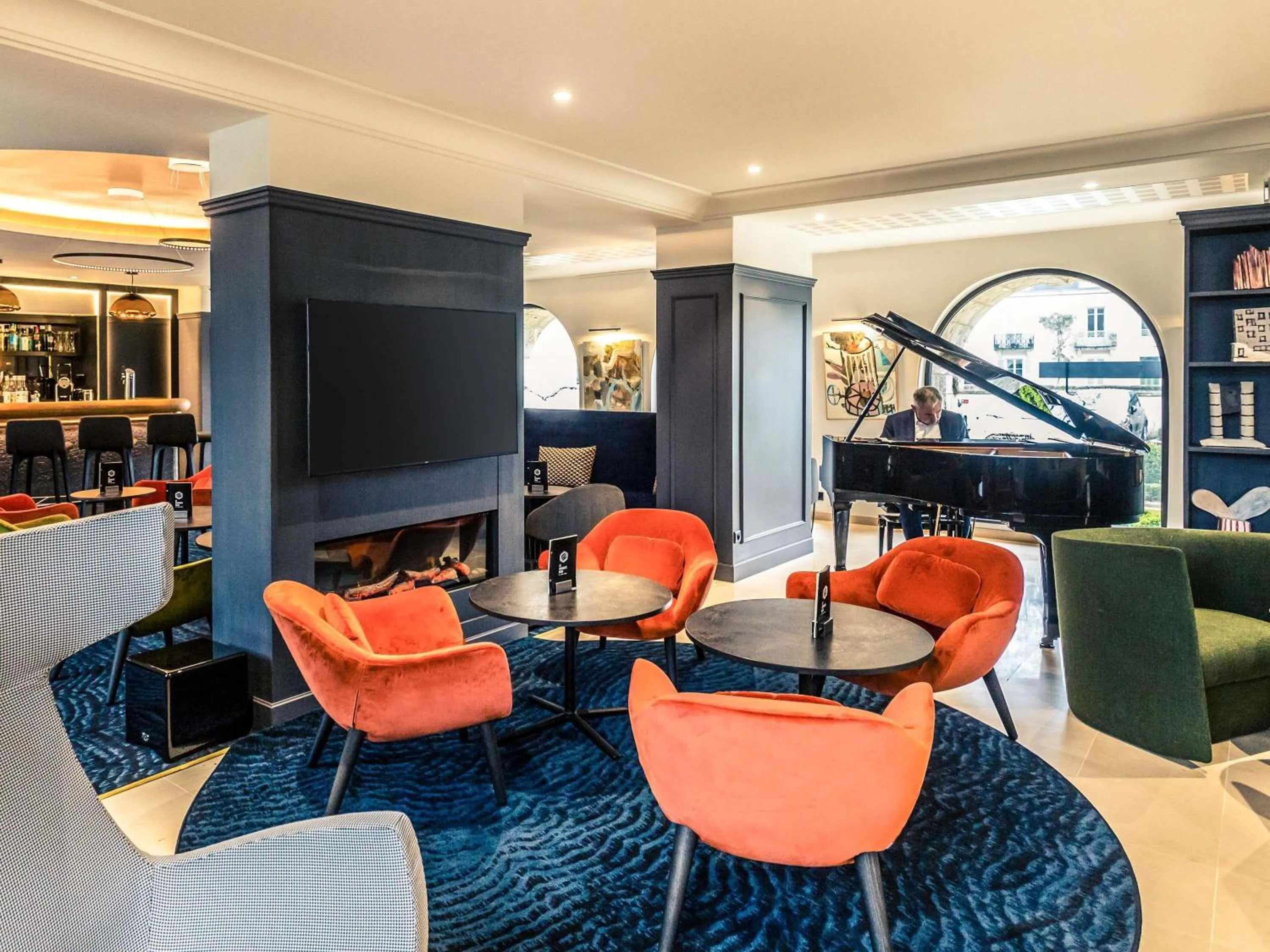 Lounge or bar in Hotel De Bourbon Grand Hotel Mercure Bourges