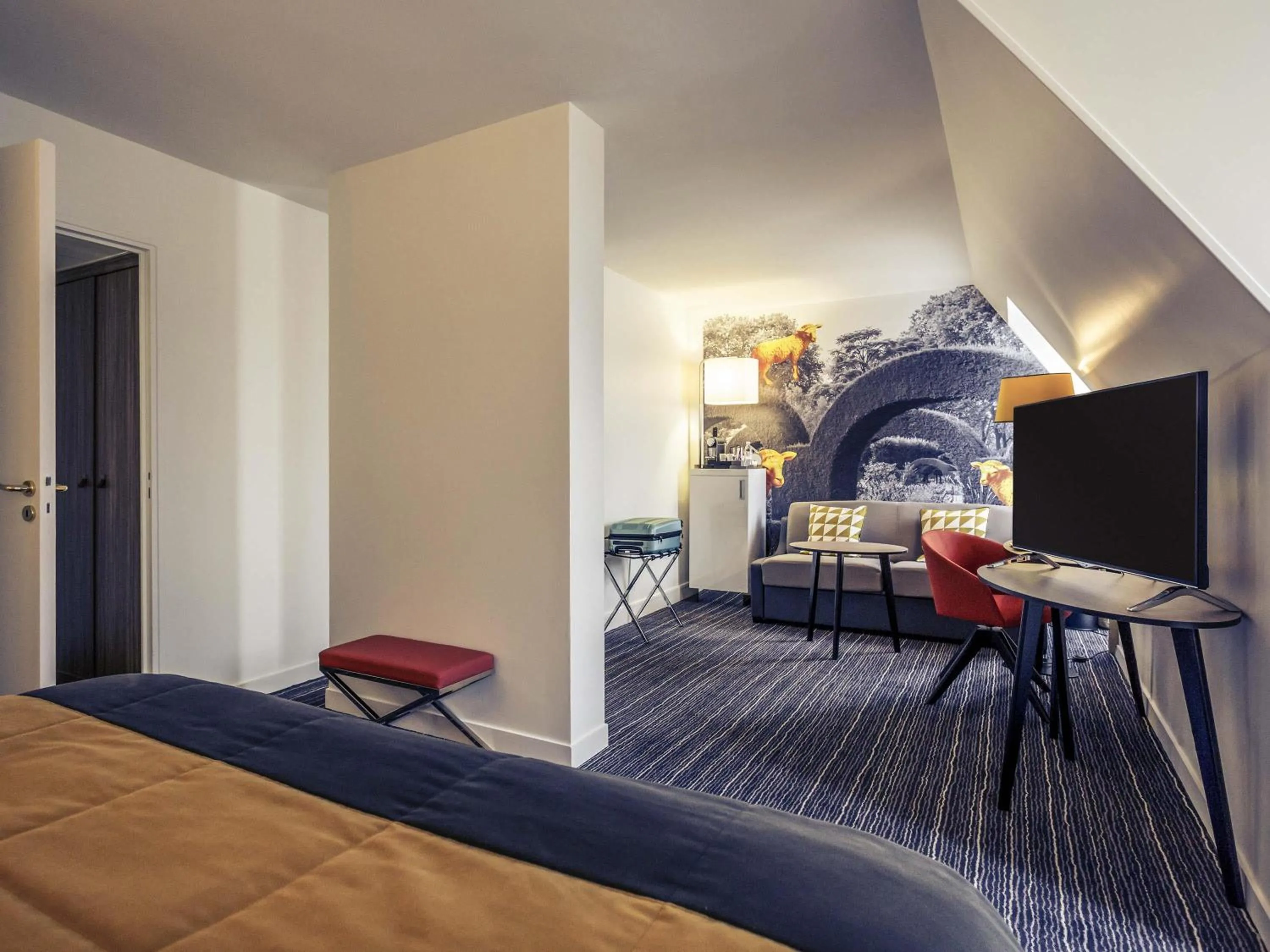 Bedroom, Bed in Hotel De Bourbon Grand Hotel Mercure Bourges