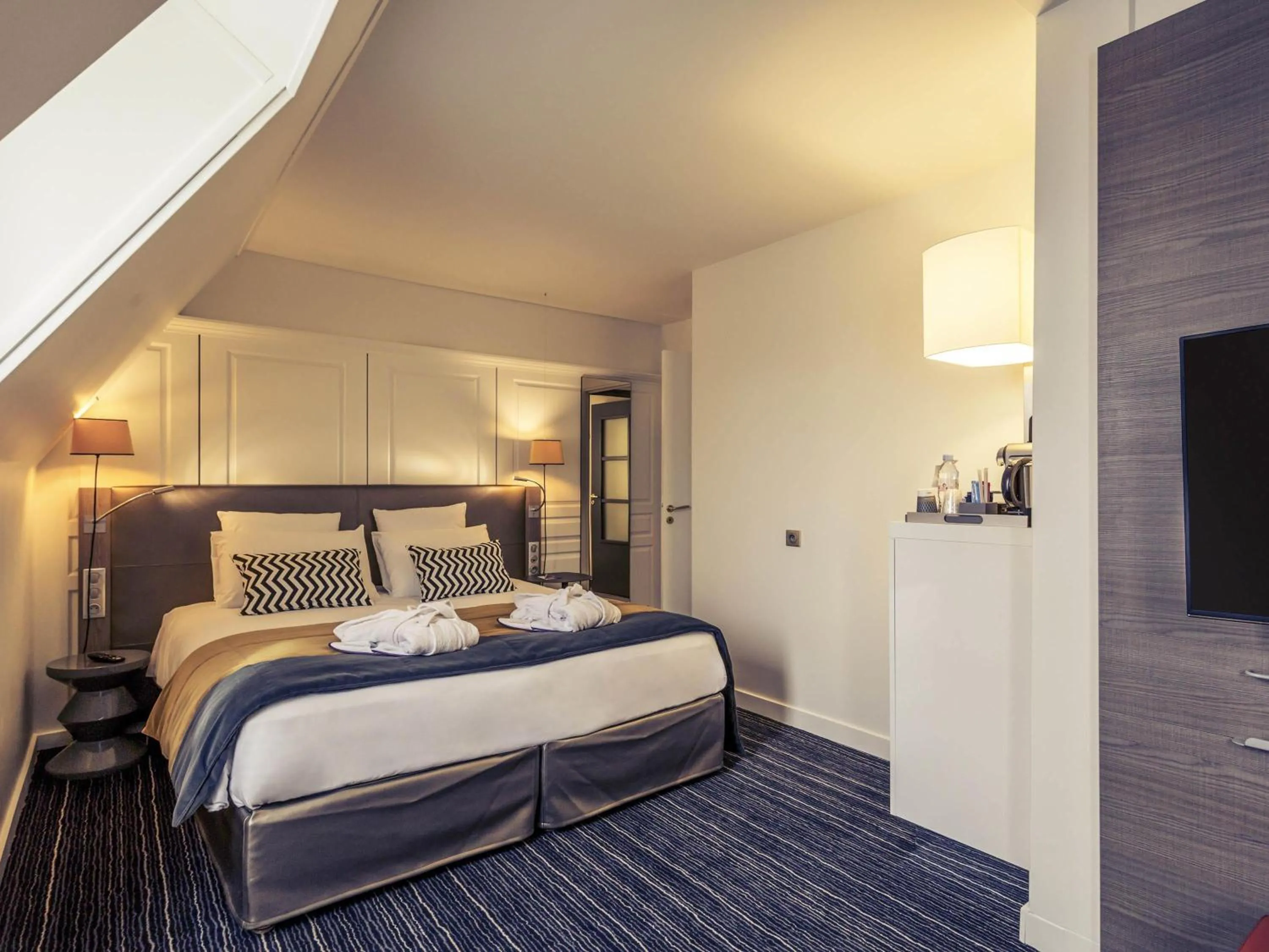 Bedroom, Bed in Hotel De Bourbon Grand Hotel Mercure Bourges