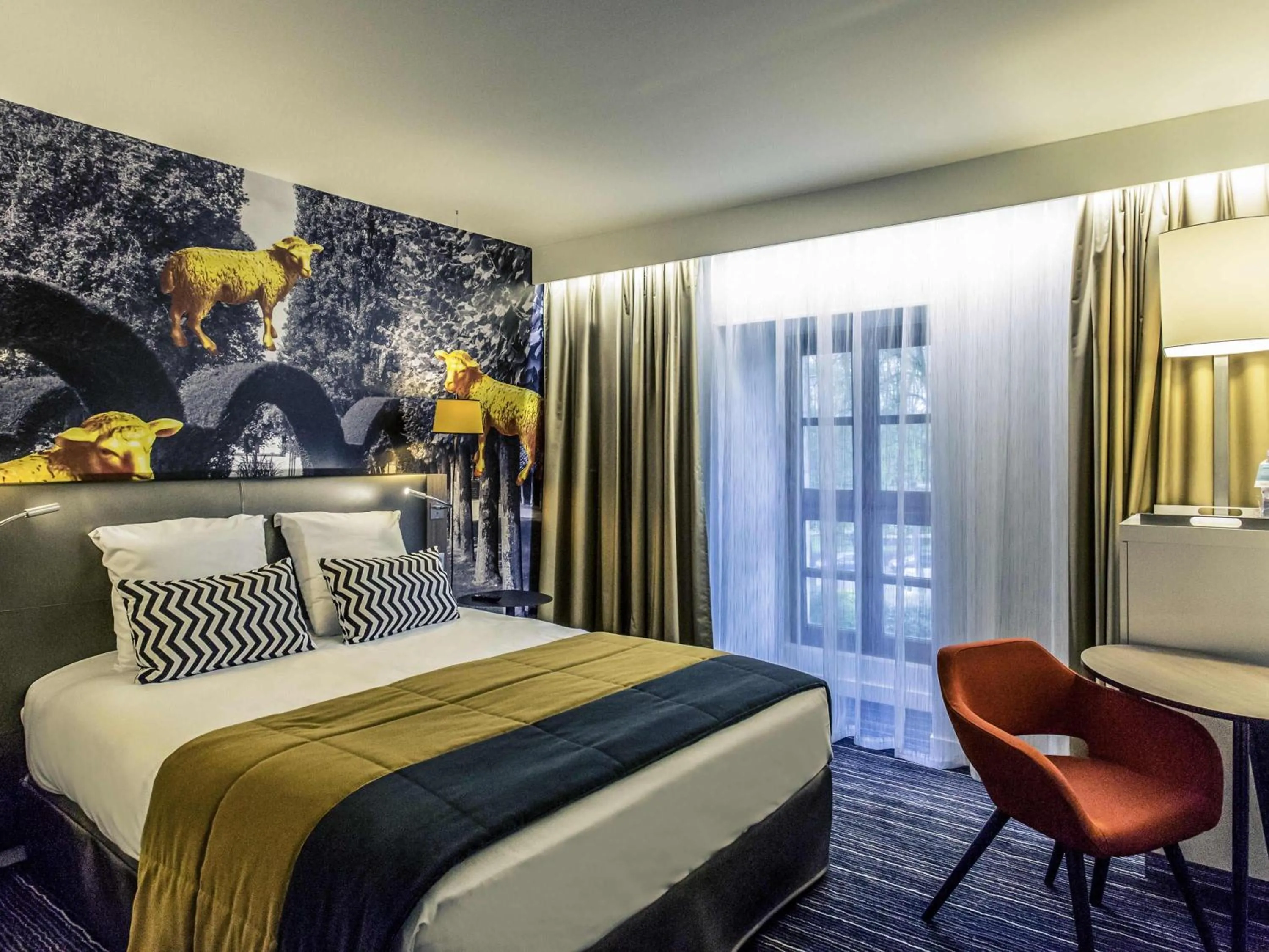 Bedroom, Bed in Hotel De Bourbon Grand Hotel Mercure Bourges