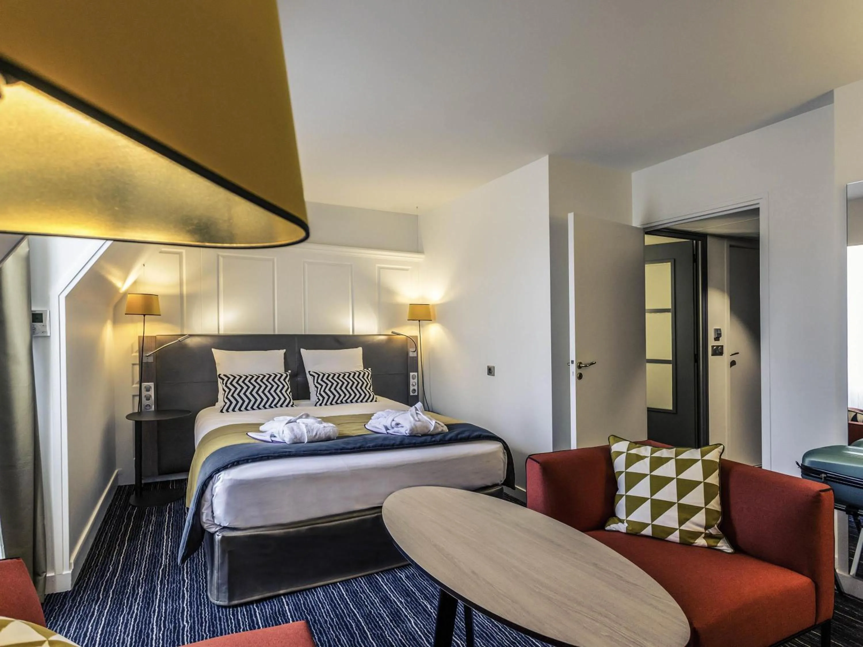 Bedroom, Bed in Hotel De Bourbon Grand Hotel Mercure Bourges