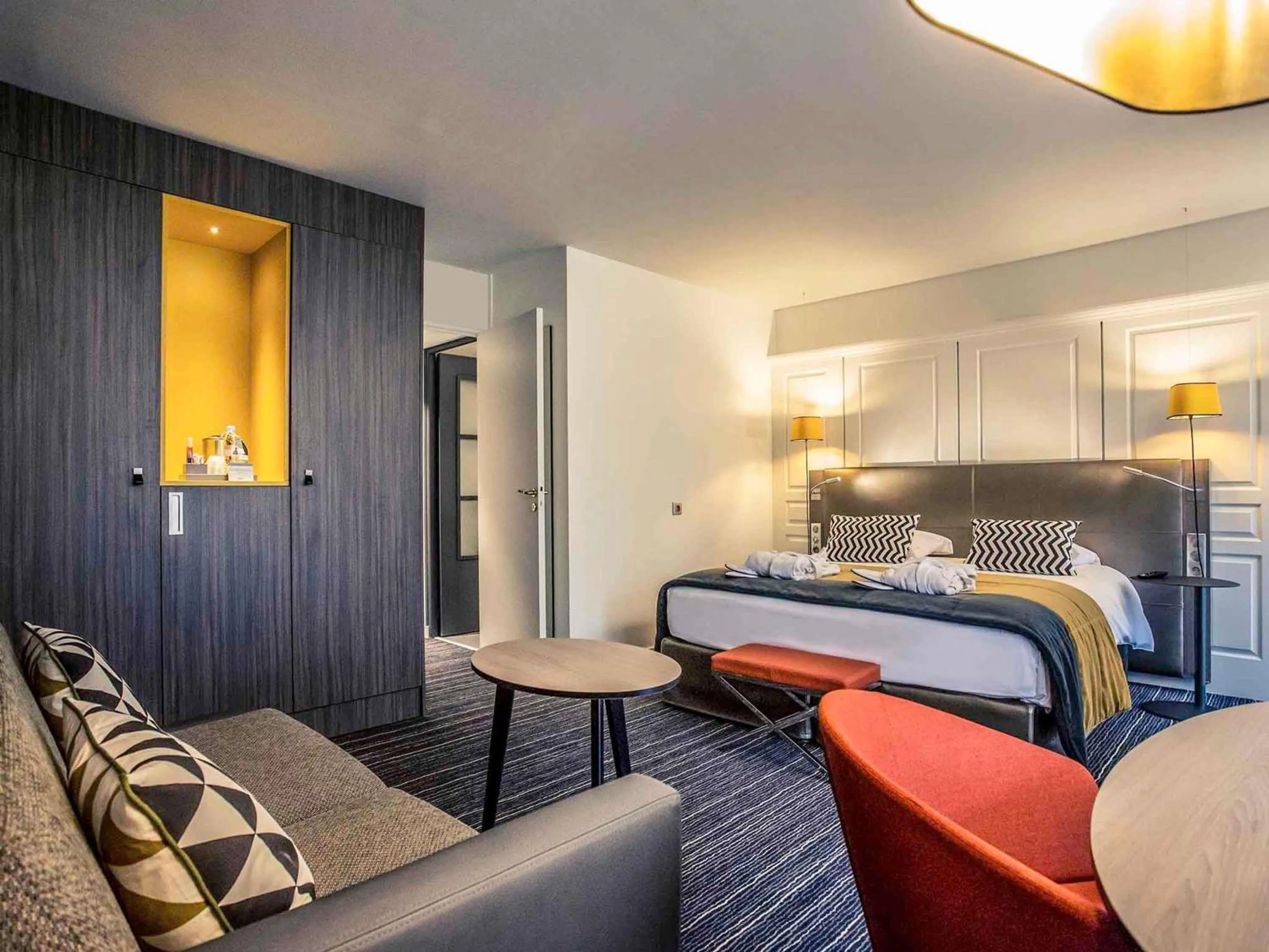 Bedroom, Bed in Hotel De Bourbon Grand Hotel Mercure Bourges