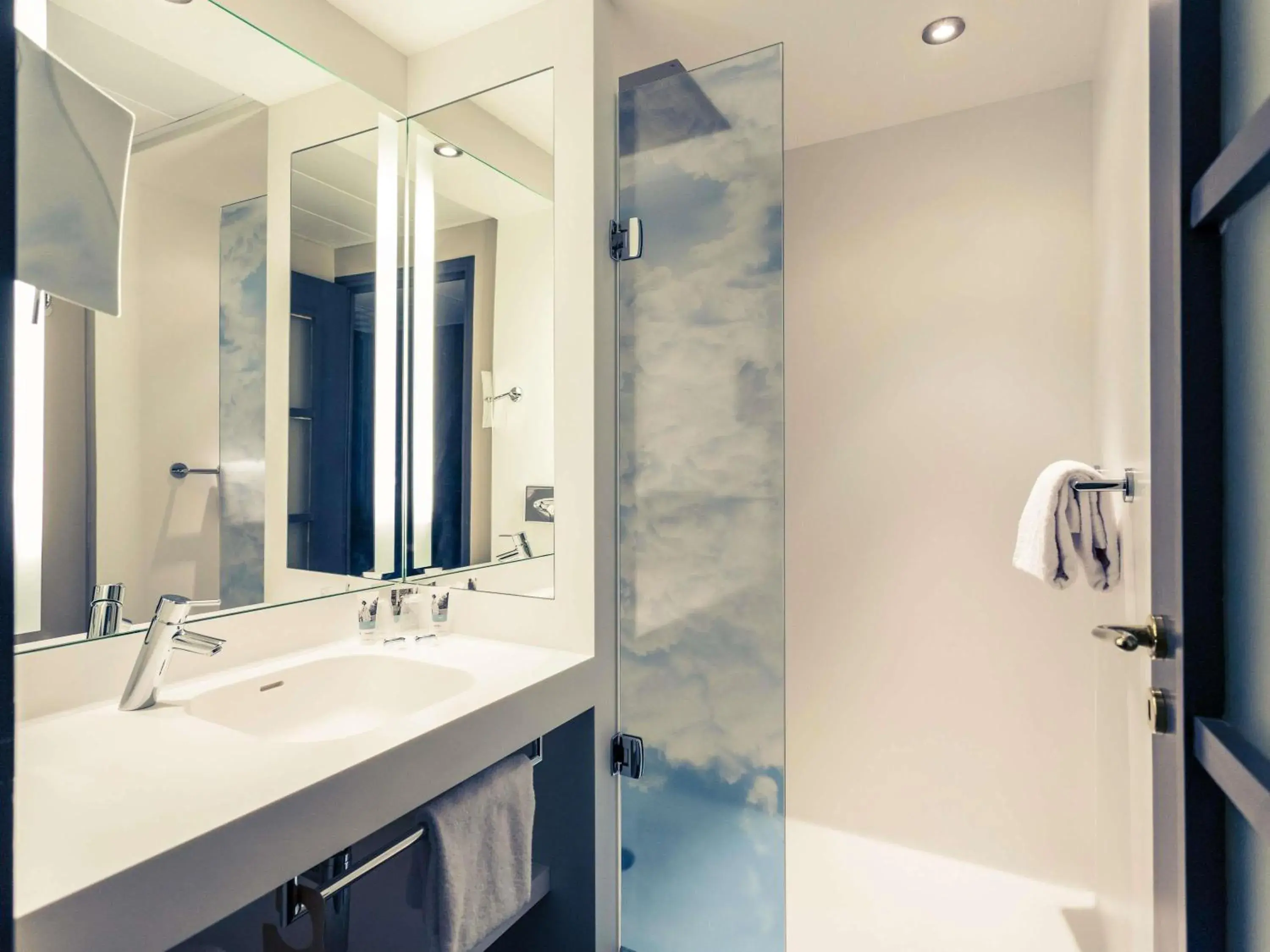 Bedroom in Hotel De Bourbon Grand Hotel Mercure Bourges Bedroom in Hotel De Bourbon Grand Hotel Mercure Bourges