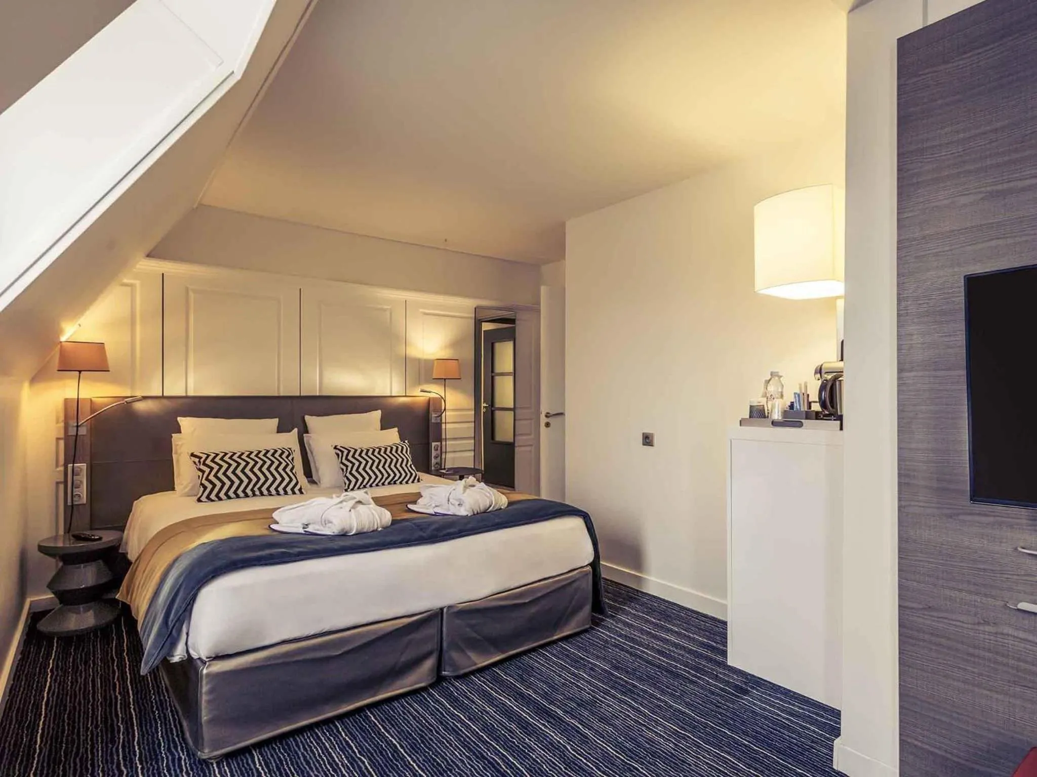 Bedroom, Bed in Hotel De Bourbon Grand Hotel Mercure Bourges