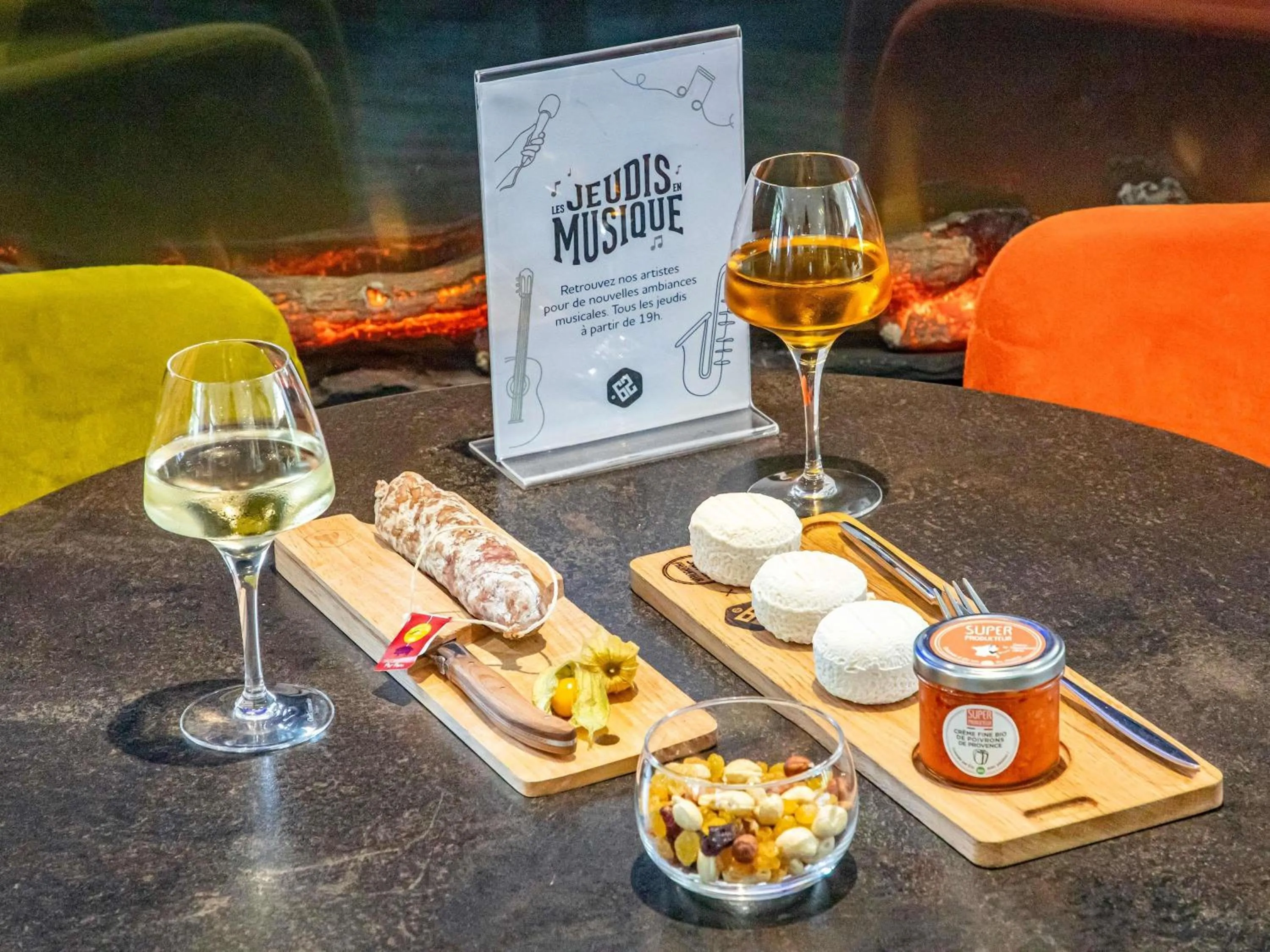 Lounge or bar in Hotel De Bourbon Grand Hotel Mercure Bourges